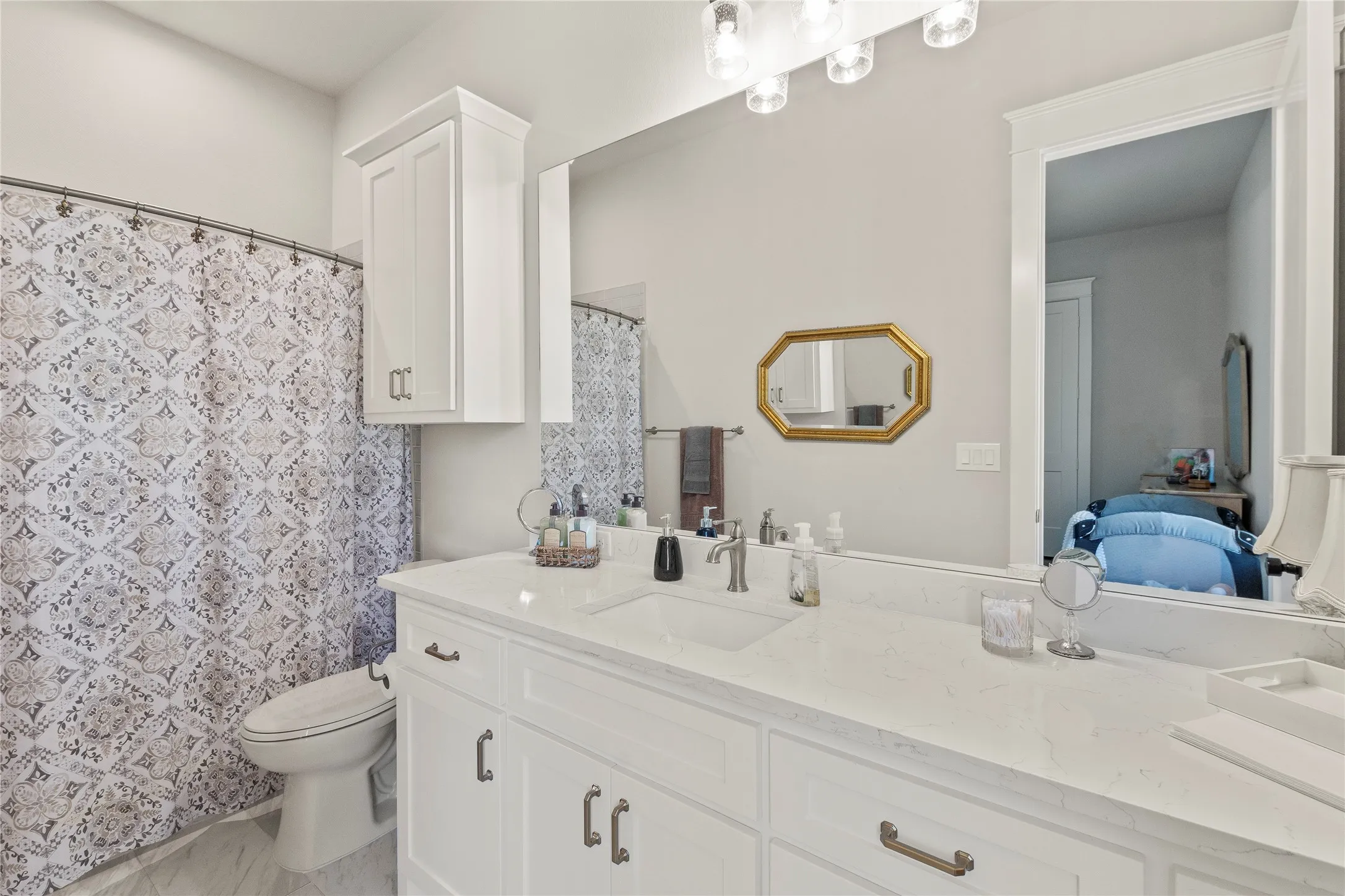 En suite bath for bedroom 3