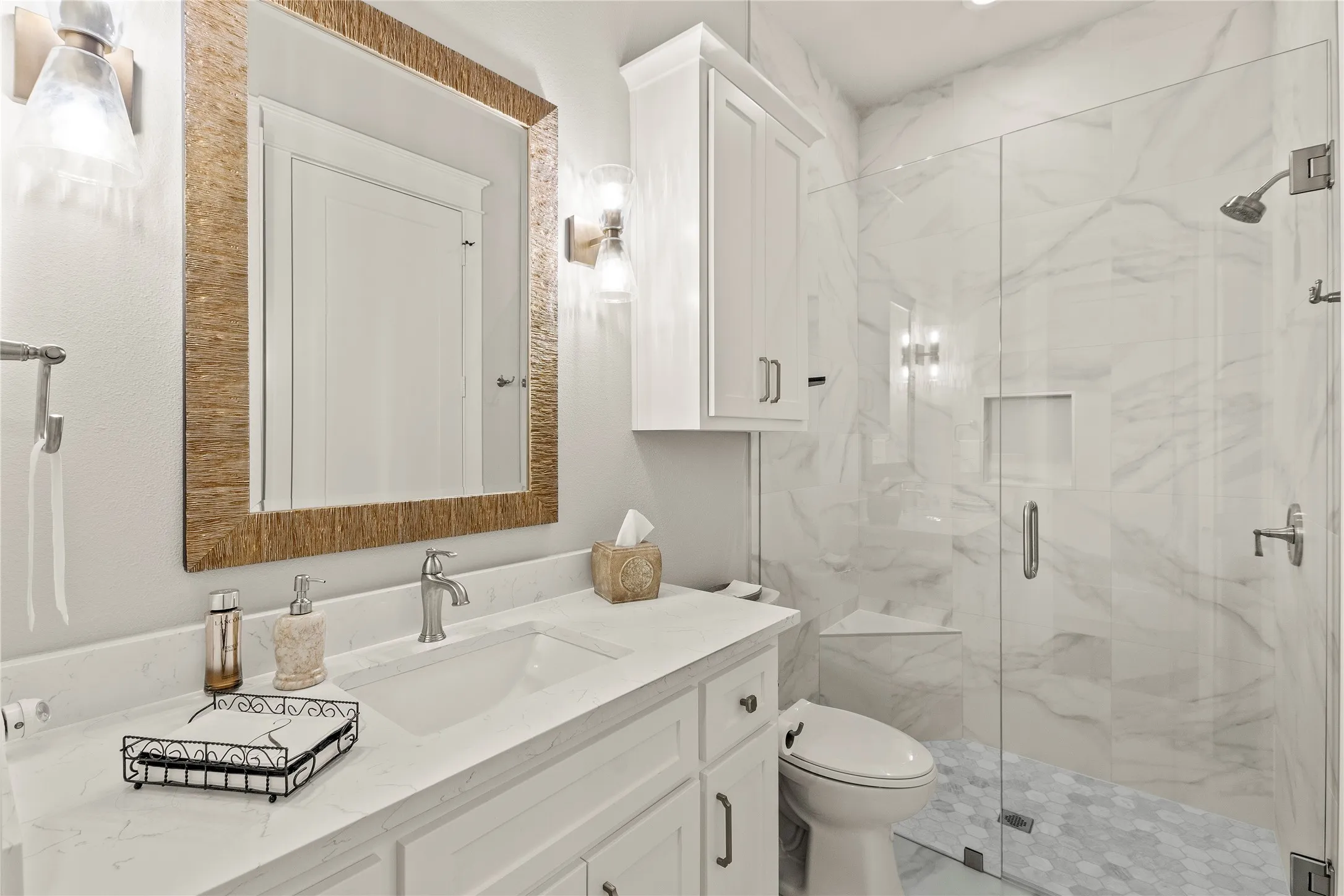 Bathroom 2 with access from guest bedroom