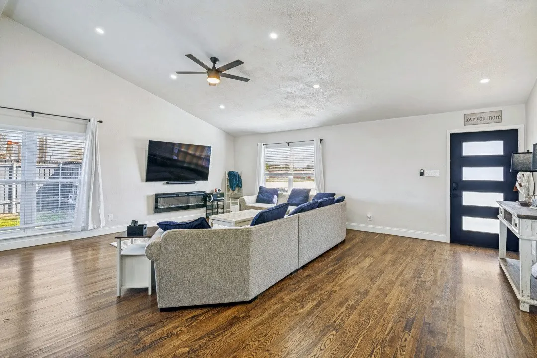 Single Family Residence For Sale in Dallas County , 5301 Oceanport Drive, Garland, Texas 75043, 4 Bedroom, 3 Bathroom, Garage spaces, 2,245 Sqft, built in 1984, mls#21211336, Real Estate Agent in Garland, Homes For Sale in Dallas county, Homes For Sale in Garland, Realtor in Garland Texas, Real Estate Brokerage Independent Realty Texas, Luminita Cordes Realtor