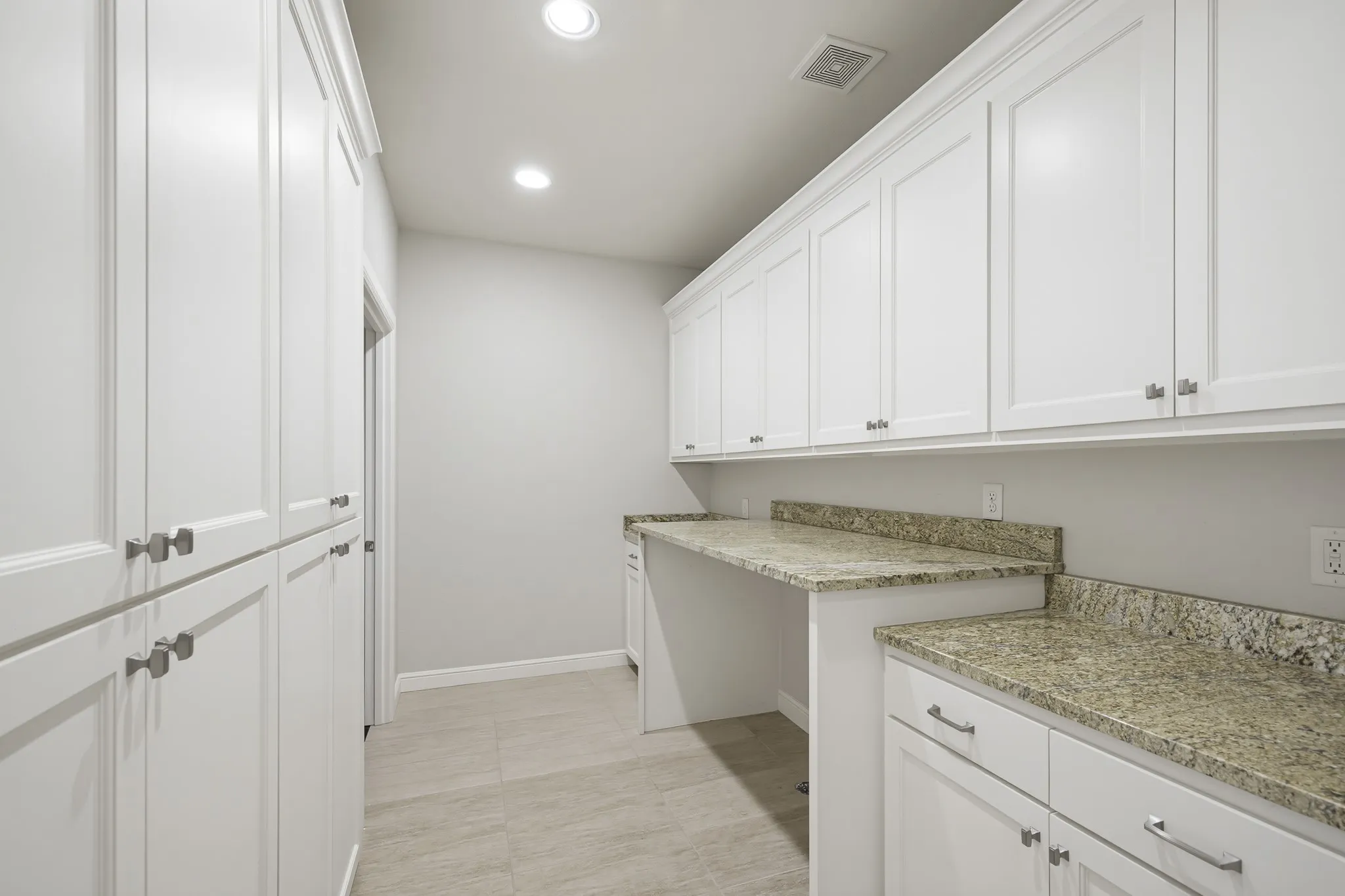 Single Family Residence For Sale in Tarrant County , 7001 Oakmont Terrace, Fort Worth, Texas 76132, 6 Bedroom, 5 Bathroom, 4 Garage spaces, 6,150 Sqft, built in 2013, Preowned, mls#21187745, Real Estate Agent in Fort Worth, Homes For Sale in Tarrant county, Homes For Sale in Fort Worth, Realtor in Fort Worth Texas, Real Estate Brokerage Independent Realty Texas, Luminita Cordes Realtor