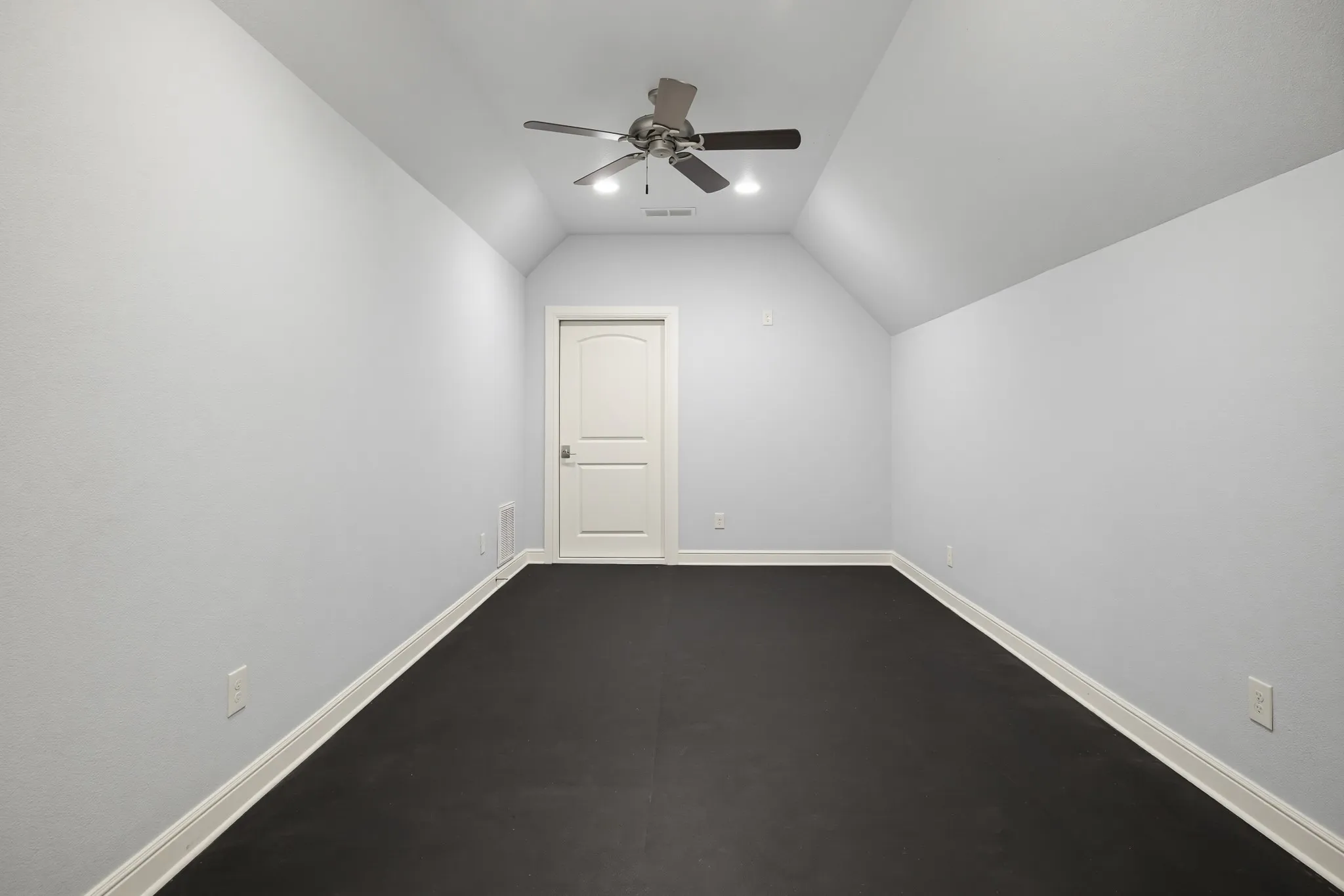 Single Family Residence For Sale in Tarrant County , 7001 Oakmont Terrace, Fort Worth, Texas 76132, 6 Bedroom, 5 Bathroom, 4 Garage spaces, 6,150 Sqft, built in 2013, Preowned, mls#21187745, Real Estate Agent in Fort Worth, Homes For Sale in Tarrant county, Homes For Sale in Fort Worth, Realtor in Fort Worth Texas, Real Estate Brokerage Independent Realty Texas, Luminita Cordes Realtor