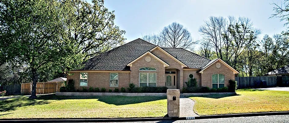 Single Family Residence For Sale in Henderson County , 1111 Lonnie Drive, Athens, Texas 75751, 3 Bedroom, 2 Bathroom, 2 Garage spaces, 2,757 Sqft, built in 2005, Price $413,550, mls#21212442, Real Estate Agent in Athens, Homes For Sale in Henderson county, Homes For Sale in Athens, Realtor in Athens Texas, Real Estate Brokerage Independent Realty Texas, Luminita Cordes Realtor