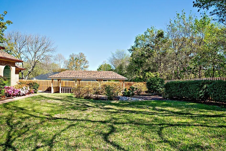 Single Family Residence For Sale in Henderson County , 1111 Lonnie Drive, Athens, Texas 75751, 3 Bedroom, 2 Bathroom, 2 Garage spaces, 2,757 Sqft, built in 2005, Price $413,550, mls#21212442, Real Estate Agent in Athens, Homes For Sale in Henderson county, Homes For Sale in Athens, Realtor in Athens Texas, Real Estate Brokerage Independent Realty Texas, Luminita Cordes Realtor