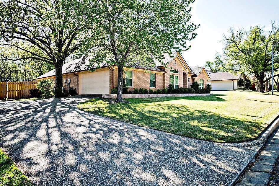Single Family Residence For Sale in Henderson County , 1111 Lonnie Drive, Athens, Texas 75751, 3 Bedroom, 2 Bathroom, 2 Garage spaces, 2,757 Sqft, built in 2005, Price $413,550, mls#21212442, Real Estate Agent in Athens, Homes For Sale in Henderson county, Homes For Sale in Athens, Realtor in Athens Texas, Real Estate Brokerage Independent Realty Texas, Luminita Cordes Realtor