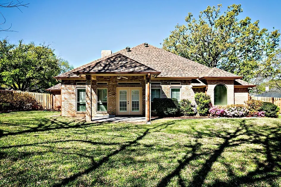 Single Family Residence For Sale in Henderson County , 1111 Lonnie Drive, Athens, Texas 75751, 3 Bedroom, 2 Bathroom, 2 Garage spaces, 2,757 Sqft, built in 2005, Price $413,550, mls#21212442, Real Estate Agent in Athens, Homes For Sale in Henderson county, Homes For Sale in Athens, Realtor in Athens Texas, Real Estate Brokerage Independent Realty Texas, Luminita Cordes Realtor