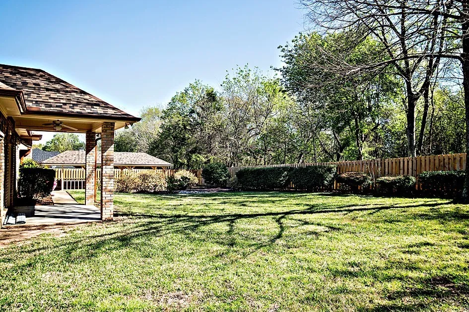 Single Family Residence For Sale in Henderson County , 1111 Lonnie Drive, Athens, Texas 75751, 3 Bedroom, 2 Bathroom, 2 Garage spaces, 2,757 Sqft, built in 2005, Price $413,550, mls#21212442, Real Estate Agent in Athens, Homes For Sale in Henderson county, Homes For Sale in Athens, Realtor in Athens Texas, Real Estate Brokerage Independent Realty Texas, Luminita Cordes Realtor