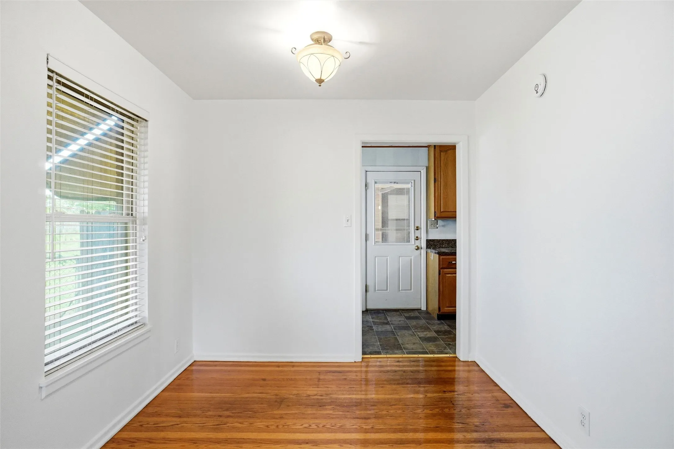 Single Family Residence For Rent in Denton County , 900 Emery Street, Denton, Texas 76201, 4 Bedroom, 2 Bathroom, Garage spaces, 1,250 Sqft, built in 1956, Preowned, mls#21212527, Real Estate Agent in Denton, Homes For Rent in Denton county, Homes For Rent in Denton, Realtor in Denton Texas, Real Estate Brokerage Independent Realty Texas, Luminita Cordes Realtor