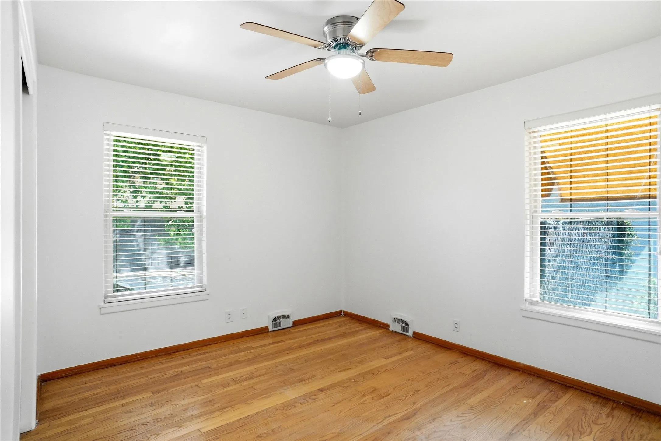 Single Family Residence For Rent in Denton County , 900 Emery Street, Denton, Texas 76201, 4 Bedroom, 2 Bathroom, Garage spaces, 1,250 Sqft, built in 1956, Preowned, mls#21212527, Real Estate Agent in Denton, Homes For Rent in Denton county, Homes For Rent in Denton, Realtor in Denton Texas, Real Estate Brokerage Independent Realty Texas, Luminita Cordes Realtor
