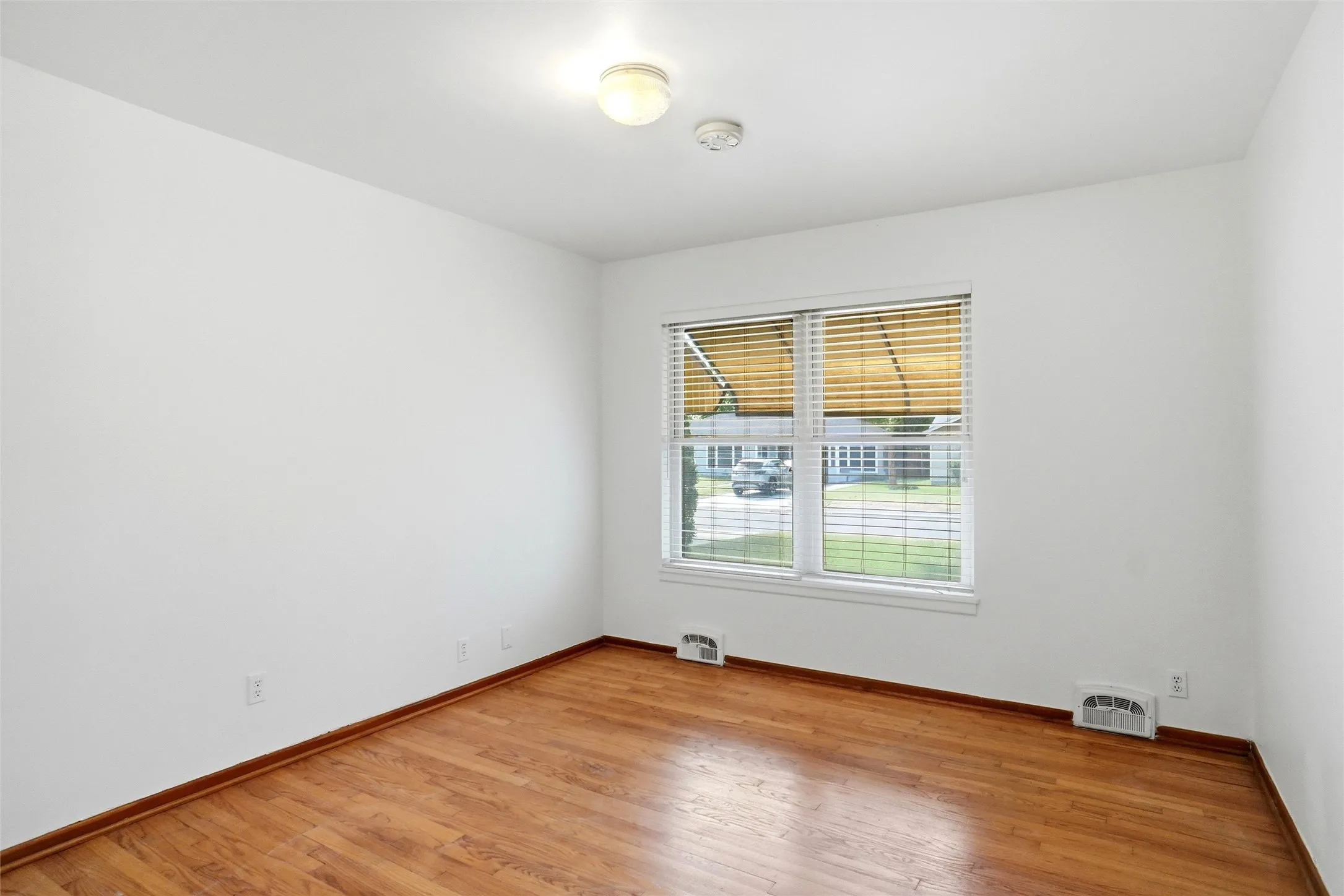 Single Family Residence For Rent in Denton County , 900 Emery Street, Denton, Texas 76201, 4 Bedroom, 2 Bathroom, Garage spaces, 1,250 Sqft, built in 1956, Preowned, mls#21212527, Real Estate Agent in Denton, Homes For Rent in Denton county, Homes For Rent in Denton, Realtor in Denton Texas, Real Estate Brokerage Independent Realty Texas, Luminita Cordes Realtor