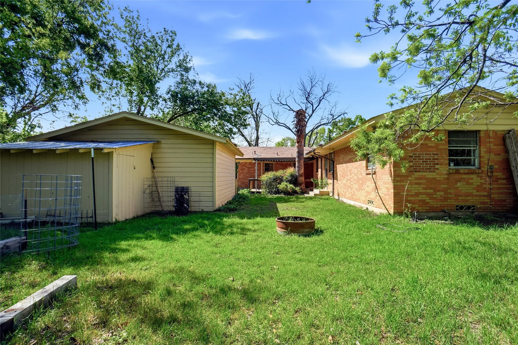 Single Family Residence For Rent in Denton County , 900 Emery Street, Denton, Texas 76201, 4 Bedroom, 2 Bathroom, Garage spaces, 1,250 Sqft, built in 1956, Preowned, mls#21212527, Real Estate Agent in Denton, Homes For Rent in Denton county, Homes For Rent in Denton, Realtor in Denton Texas, Real Estate Brokerage Independent Realty Texas, Luminita Cordes Realtor