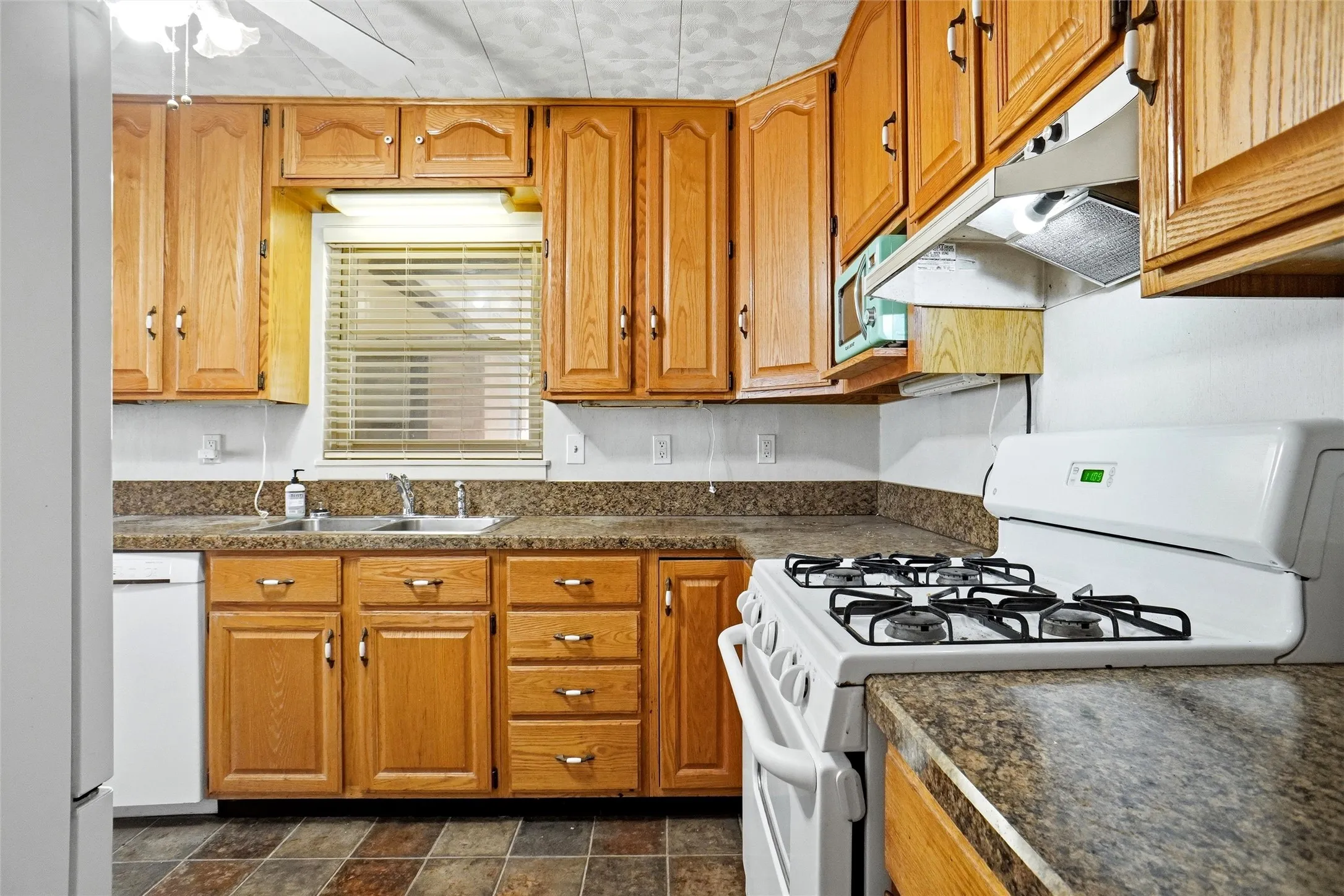 Single Family Residence For Rent in Denton County , 900 Emery Street, Denton, Texas 76201, 4 Bedroom, 2 Bathroom, Garage spaces, 1,250 Sqft, built in 1956, Preowned, mls#21212527, Real Estate Agent in Denton, Homes For Rent in Denton county, Homes For Rent in Denton, Realtor in Denton Texas, Real Estate Brokerage Independent Realty Texas, Luminita Cordes Realtor