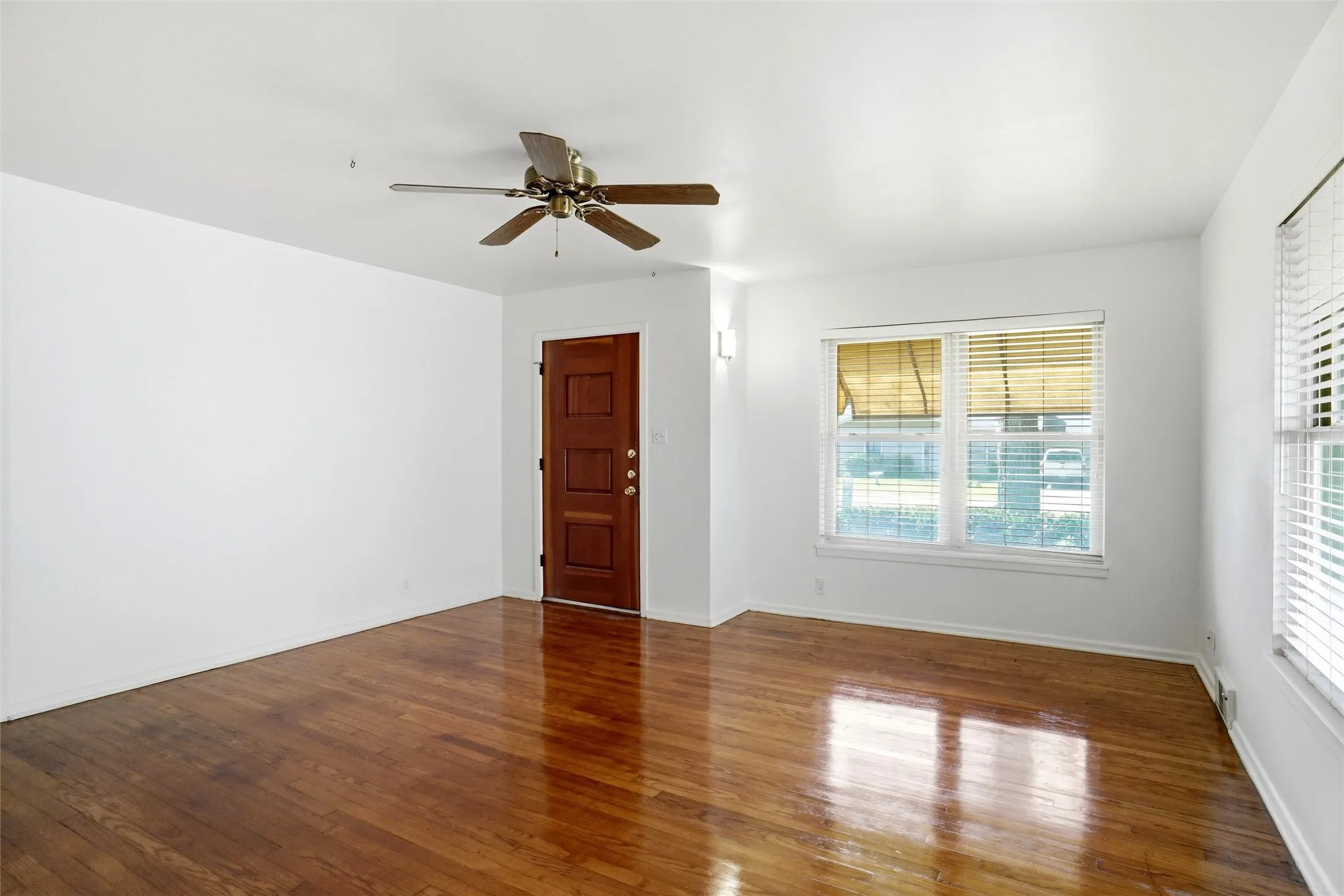 Single Family Residence For Rent in Denton County , 900 Emery Street, Denton, Texas 76201, 4 Bedroom, 2 Bathroom, Garage spaces, 1,250 Sqft, built in 1956, Preowned, mls#21212527, Real Estate Agent in Denton, Homes For Rent in Denton county, Homes For Rent in Denton, Realtor in Denton Texas, Real Estate Brokerage Independent Realty Texas, Luminita Cordes Realtor