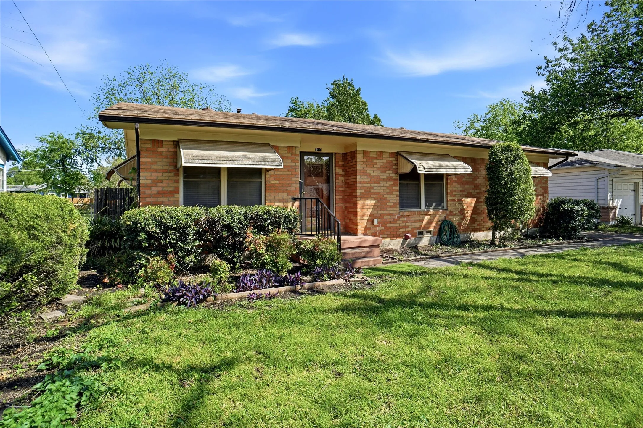 Single Family Residence For Rent in Denton County , 900 Emery Street, Denton, Texas 76201, 4 Bedroom, 2 Bathroom, Garage spaces, 1,250 Sqft, built in 1956, Preowned, mls#21212527, Real Estate Agent in Denton, Homes For Rent in Denton county, Homes For Rent in Denton, Realtor in Denton Texas, Real Estate Brokerage Independent Realty Texas, Luminita Cordes Realtor