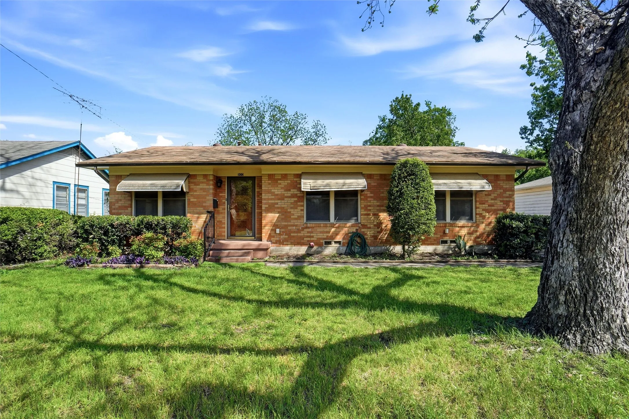 Single Family Residence For Rent in Denton County , 900 Emery Street, Denton, Texas 76201, 4 Bedroom, 2 Bathroom, Garage spaces, 1,250 Sqft, built in 1956, Preowned, mls#21212527, Real Estate Agent in Denton, Homes For Rent in Denton county, Homes For Rent in Denton, Realtor in Denton Texas, Real Estate Brokerage Independent Realty Texas, Luminita Cordes Realtor