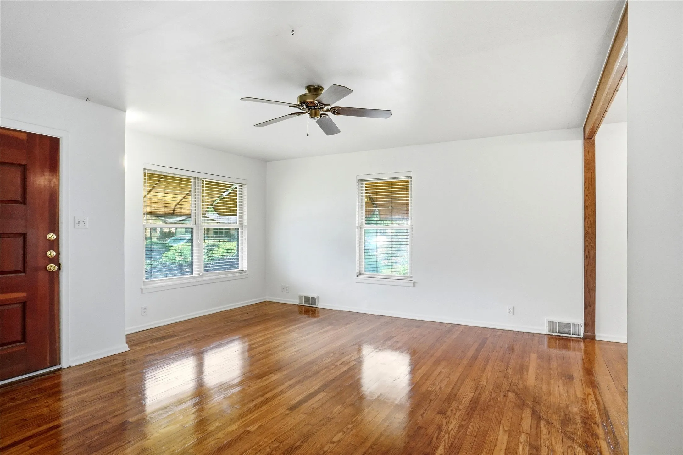 Single Family Residence For Rent in Denton County , 900 Emery Street, Denton, Texas 76201, 4 Bedroom, 2 Bathroom, Garage spaces, 1,250 Sqft, built in 1956, Preowned, mls#21212527, Real Estate Agent in Denton, Homes For Rent in Denton county, Homes For Rent in Denton, Realtor in Denton Texas, Real Estate Brokerage Independent Realty Texas, Luminita Cordes Realtor