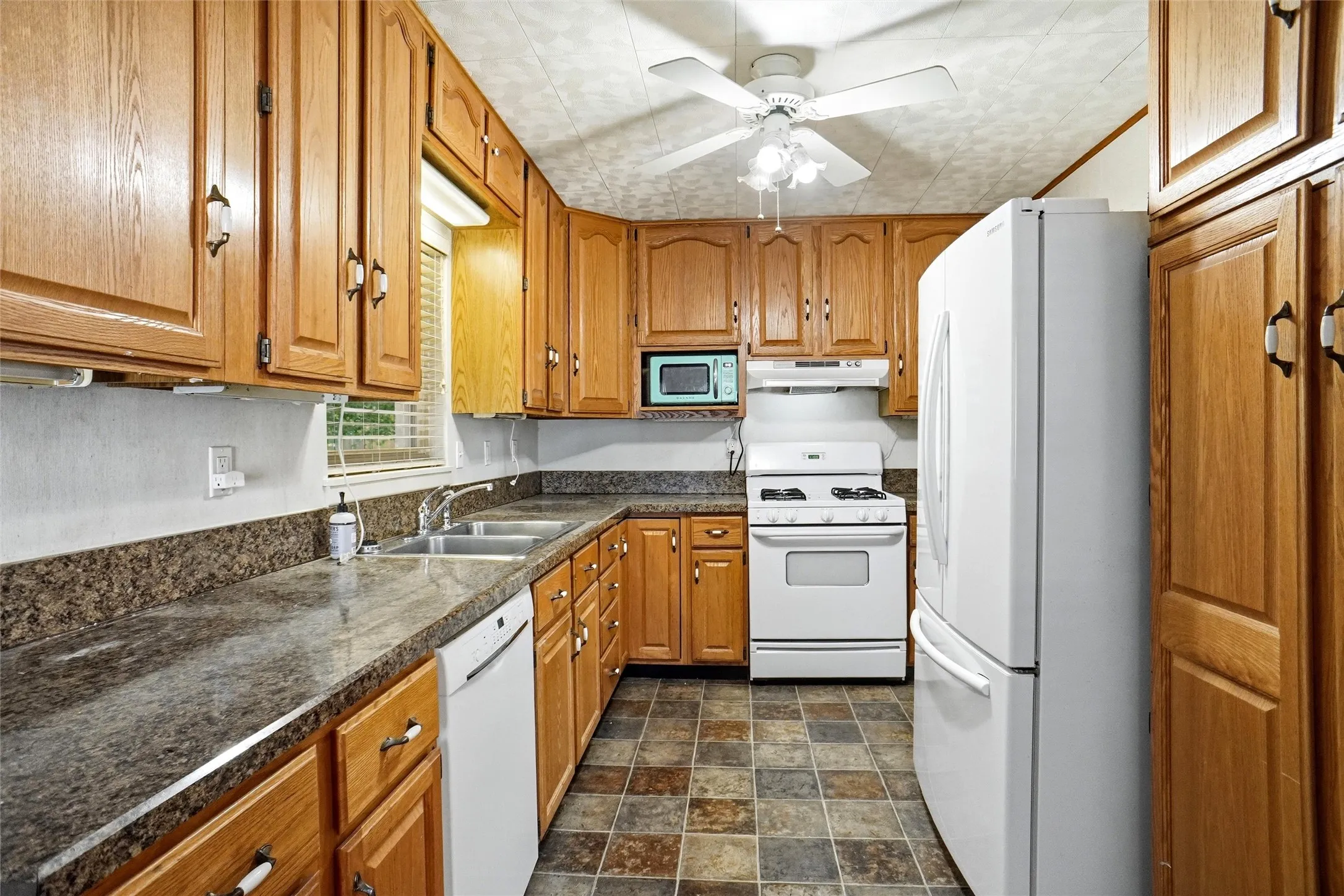 Single Family Residence For Rent in Denton County , 900 Emery Street, Denton, Texas 76201, 4 Bedroom, 2 Bathroom, Garage spaces, 1,250 Sqft, built in 1956, Preowned, mls#21212527, Real Estate Agent in Denton, Homes For Rent in Denton county, Homes For Rent in Denton, Realtor in Denton Texas, Real Estate Brokerage Independent Realty Texas, Luminita Cordes Realtor