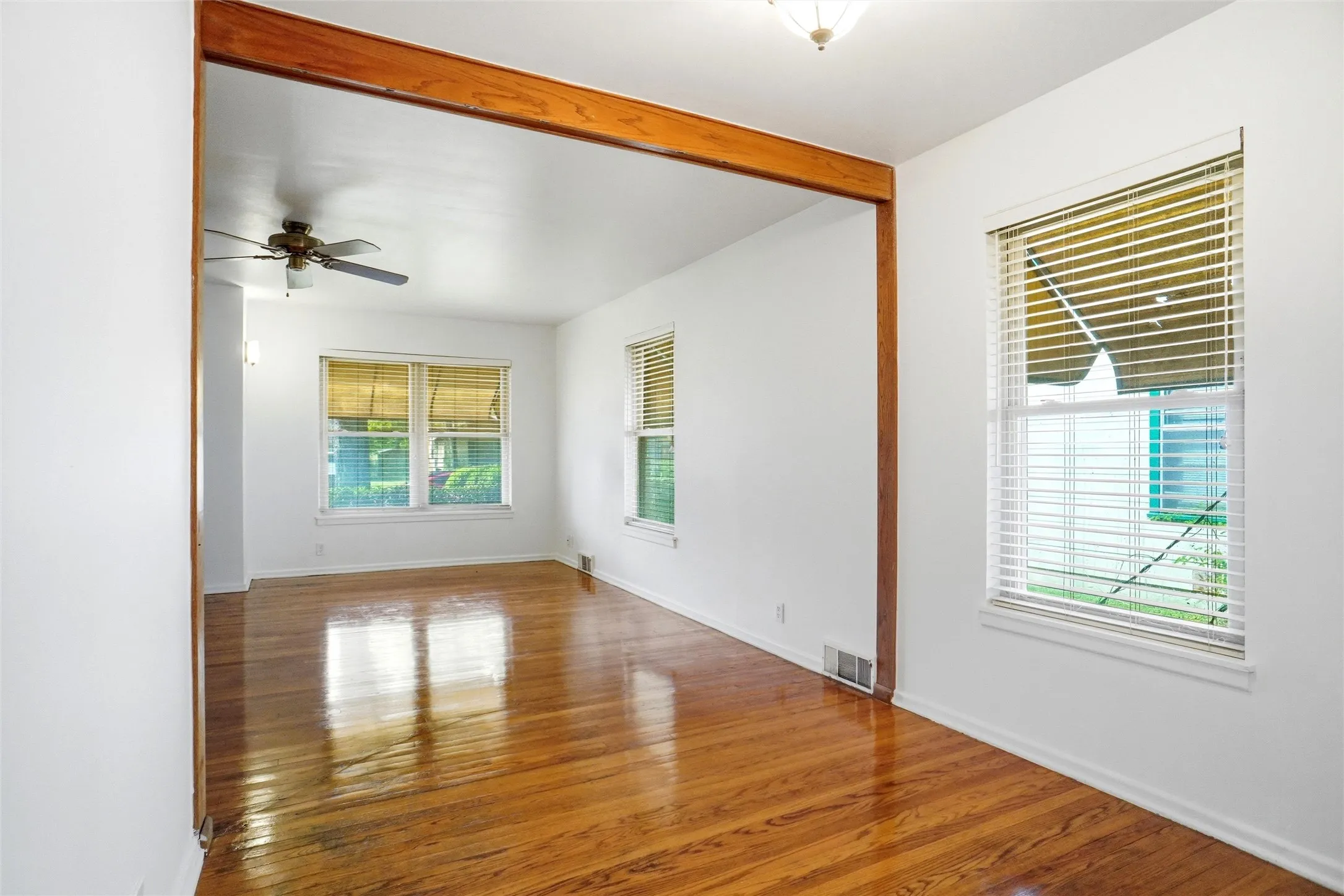 Single Family Residence For Rent in Denton County , 900 Emery Street, Denton, Texas 76201, 4 Bedroom, 2 Bathroom, Garage spaces, 1,250 Sqft, built in 1956, Preowned, mls#21212527, Real Estate Agent in Denton, Homes For Rent in Denton county, Homes For Rent in Denton, Realtor in Denton Texas, Real Estate Brokerage Independent Realty Texas, Luminita Cordes Realtor