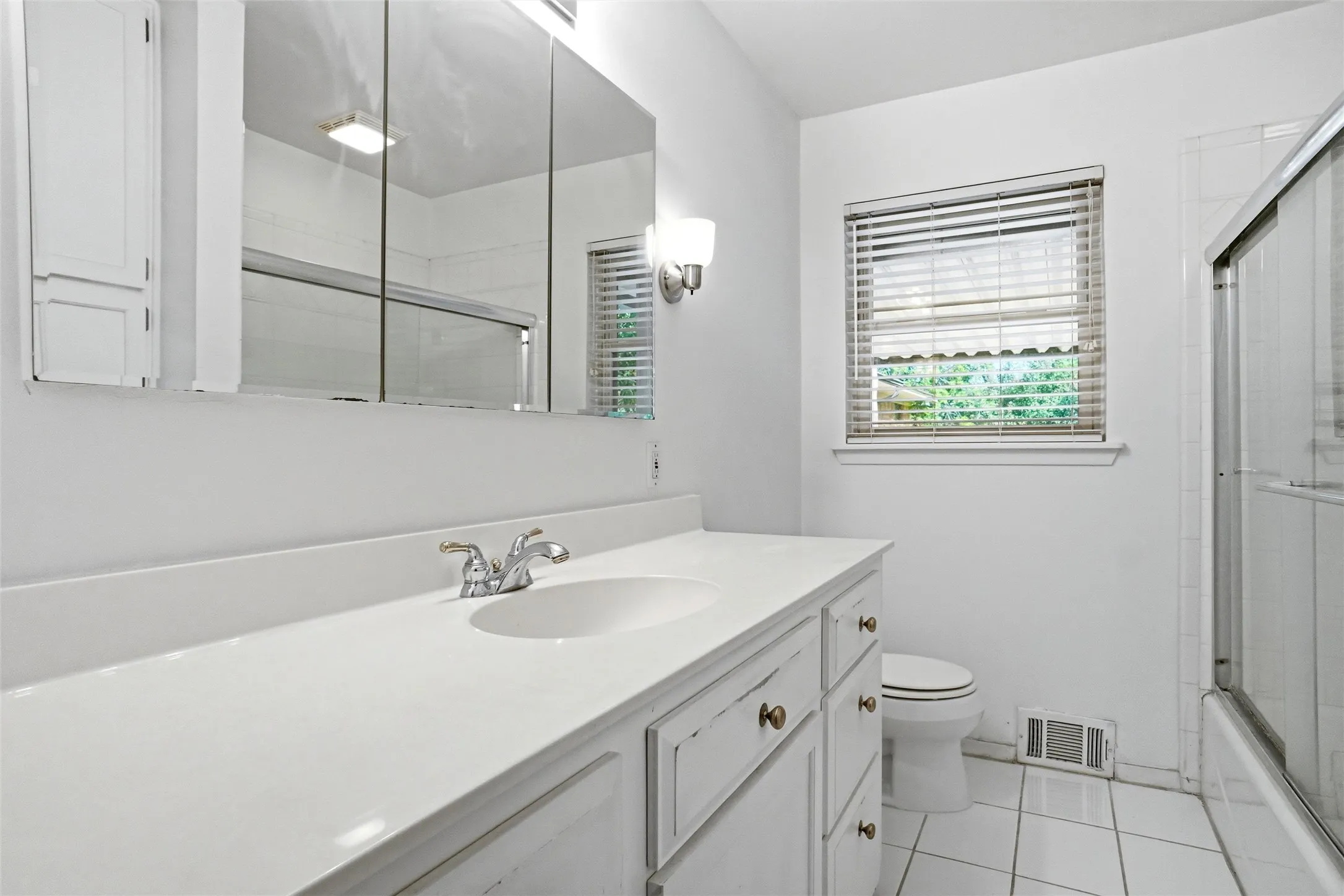 Single Family Residence For Rent in Denton County , 900 Emery Street, Denton, Texas 76201, 4 Bedroom, 2 Bathroom, Garage spaces, 1,250 Sqft, built in 1956, Preowned, mls#21212527, Real Estate Agent in Denton, Homes For Rent in Denton county, Homes For Rent in Denton, Realtor in Denton Texas, Real Estate Brokerage Independent Realty Texas, Luminita Cordes Realtor