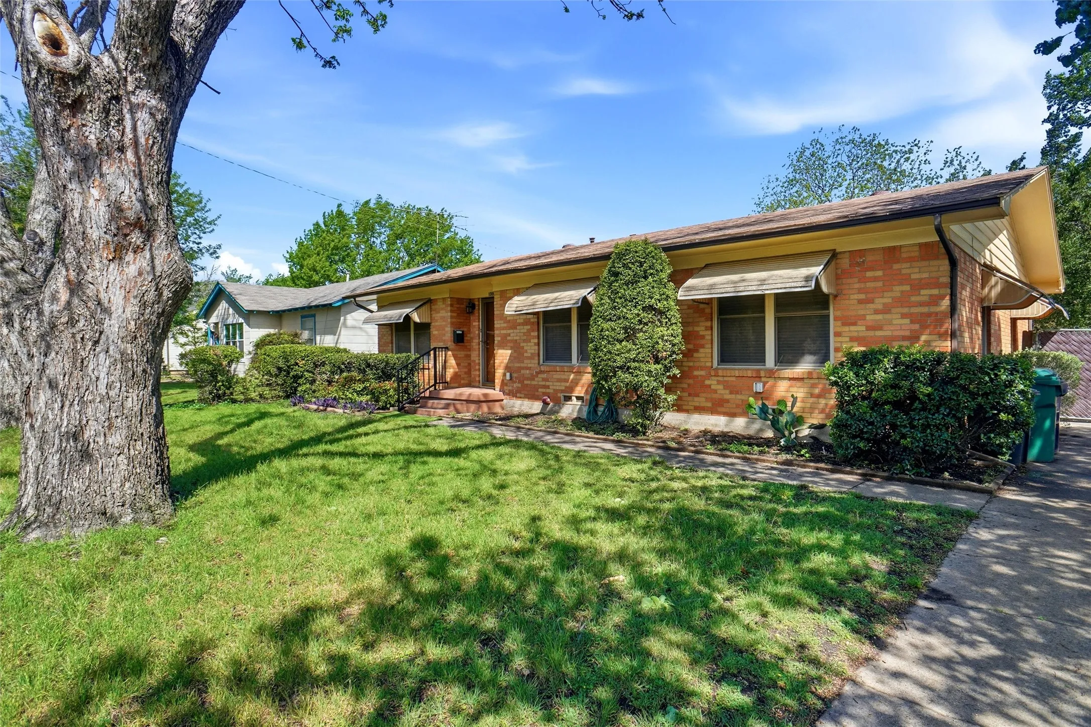 Single Family Residence For Rent in Denton County , 900 Emery Street, Denton, Texas 76201, 4 Bedroom, 2 Bathroom, Garage spaces, 1,250 Sqft, built in 1956, Preowned, mls#21212527, Real Estate Agent in Denton, Homes For Rent in Denton county, Homes For Rent in Denton, Realtor in Denton Texas, Real Estate Brokerage Independent Realty Texas, Luminita Cordes Realtor