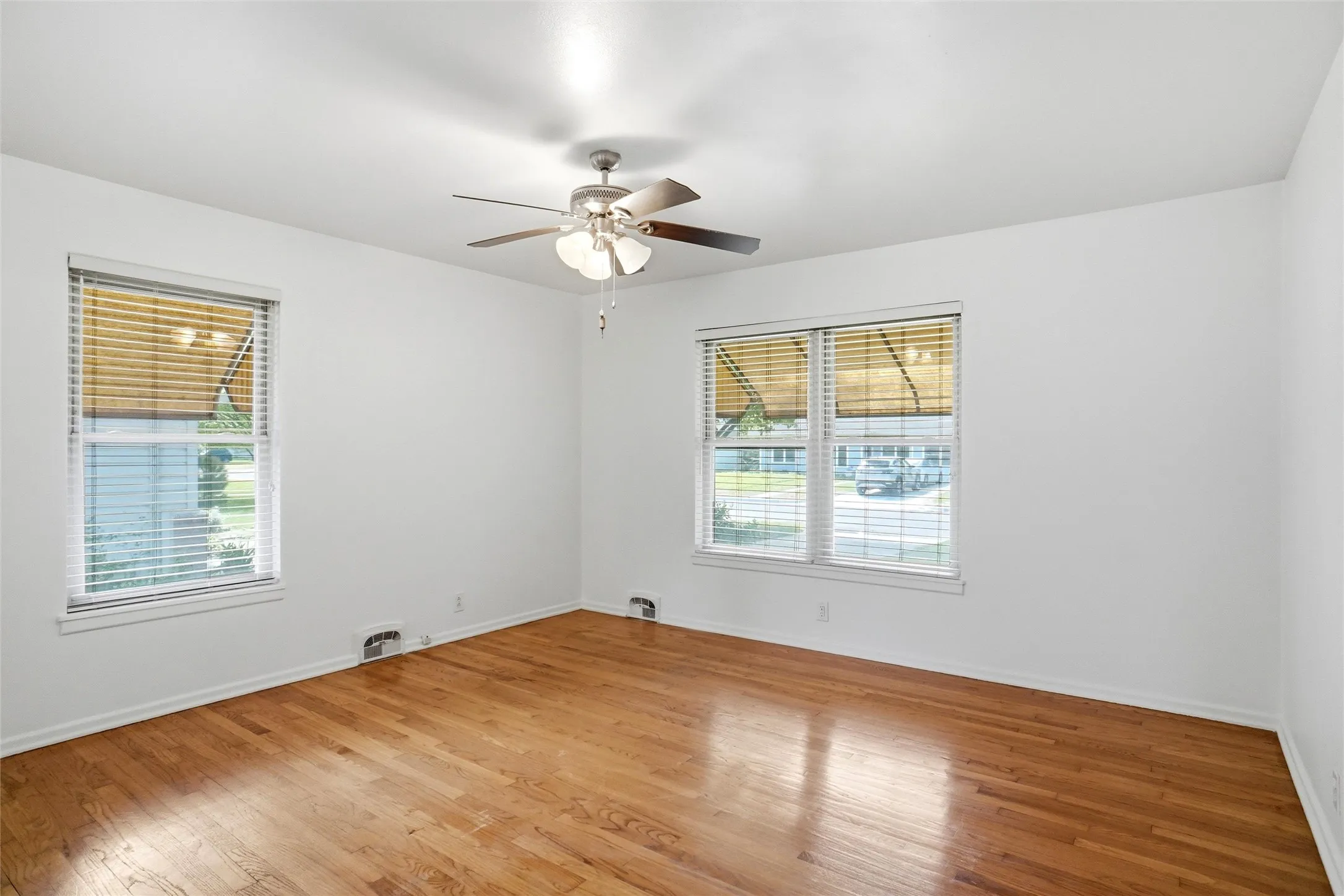 Single Family Residence For Rent in Denton County , 900 Emery Street, Denton, Texas 76201, 4 Bedroom, 2 Bathroom, Garage spaces, 1,250 Sqft, built in 1956, Preowned, mls#21212527, Real Estate Agent in Denton, Homes For Rent in Denton county, Homes For Rent in Denton, Realtor in Denton Texas, Real Estate Brokerage Independent Realty Texas, Luminita Cordes Realtor