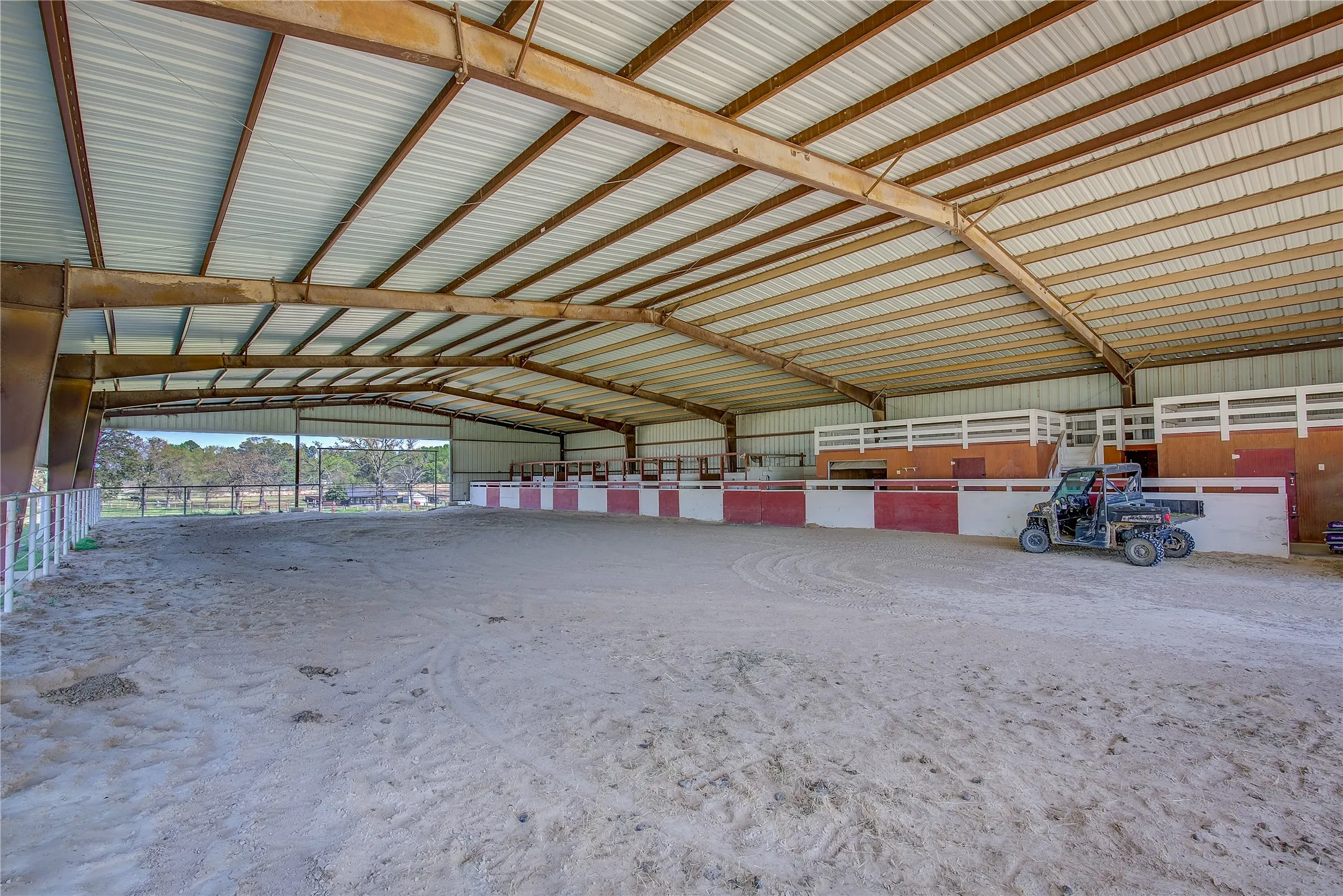 100 x150 Covered Arena with auto waterers, tack room, wash rack, 5 stalls and viewing platform