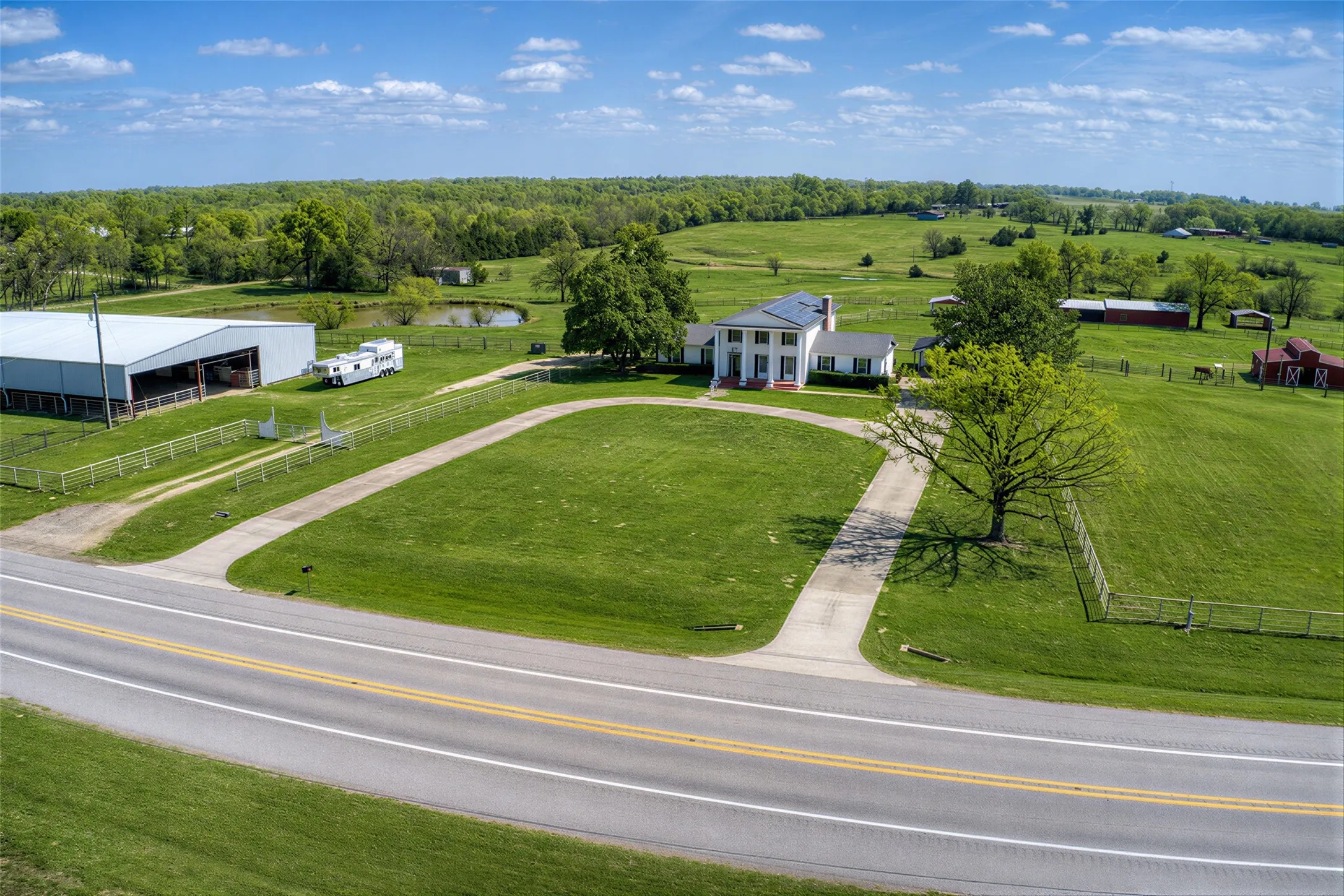 Farm For Sale in Hopkins County , 7359 Texas Highway 154 S, Sulphur Springs, Texas 75482, 4 Bedroom, 3 Bathroom, Garage spaces, 3,895 Sqft, built in 1977, Preowned, mls#21125664, Real Estate Agent in Sulphur Springs, Homes For Sale in Hopkins county, Homes For Sale in Sulphur Springs, Realtor in Sulphur Springs Texas, Real Estate Brokerage Independent Realty Texas, Luminita Cordes Realtor