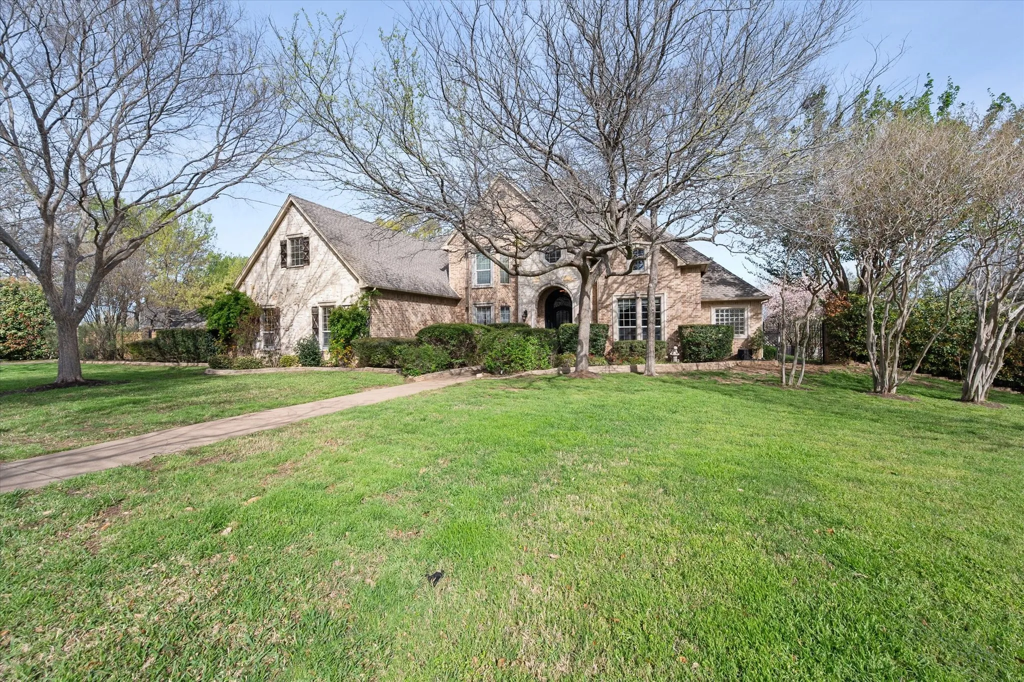 Single Family Residence For Sale in Tarrant County , 2703 Katherine Court, Dalworthington Gardens, Texas 76016, 4 Bedroom, 5 Bathroom, 3 Garage spaces, 5,379 Sqft, built in 2000, Preowned, mls#21209755, Real Estate Agent in Dalworthington Gardens, Homes For Sale in Tarrant county, Homes For Sale in Dalworthington Gardens, Realtor in Dalworthington Gardens Texas, Real Estate Brokerage Independent Realty Texas, Luminita Cordes Realtor