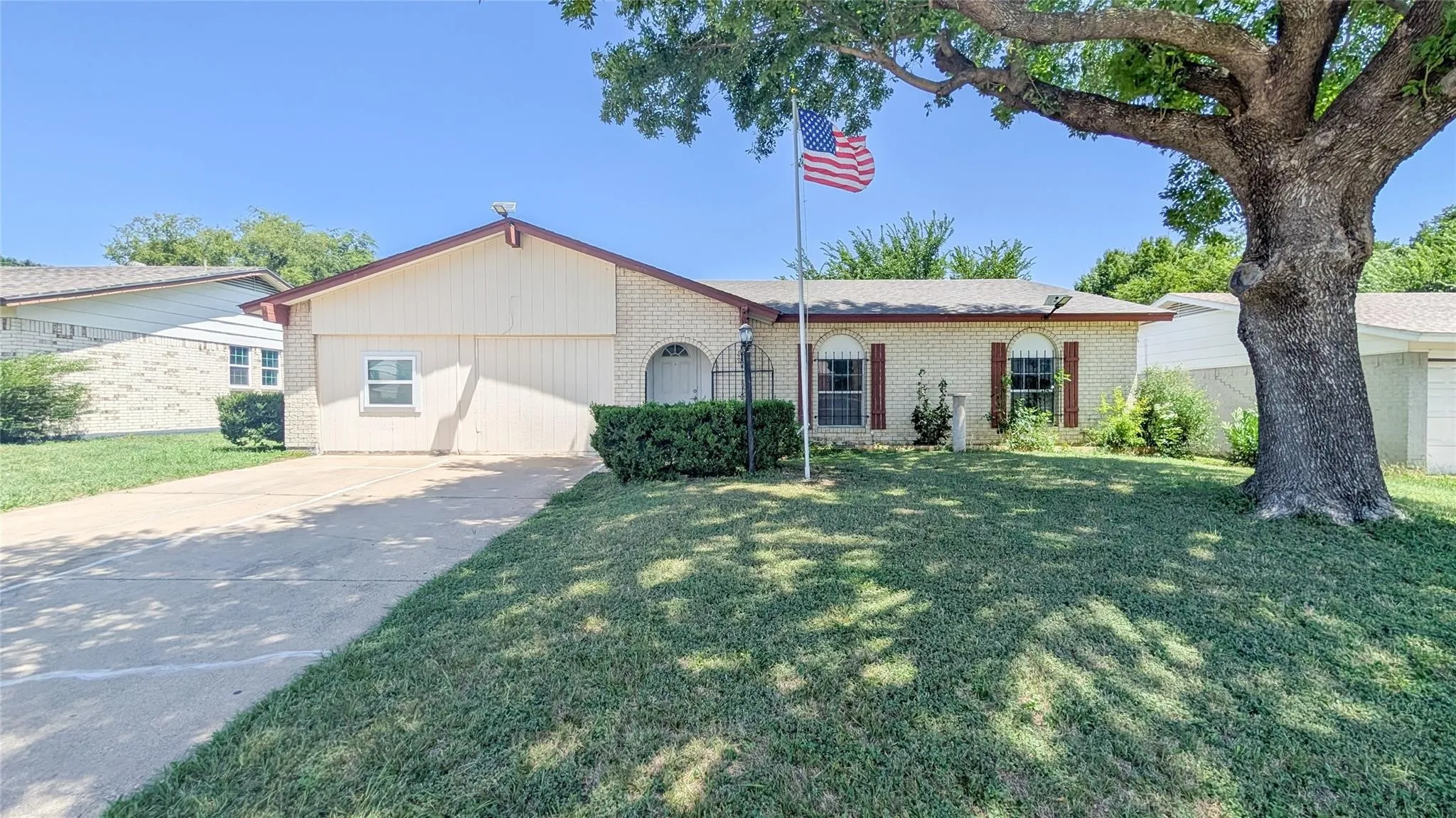Single Family Residence For Sale in Tarrant County , 1107 Waverly Drive, Arlington, Texas 76015, 3 Bedroom, 2 Bathroom, Garage spaces, 1,660 Sqft, built in 1971, Price $258,999, mls#21212609, Real Estate Agent in Arlington, Homes For Sale in Tarrant county, Homes For Sale in Arlington, Realtor in Arlington Texas, Real Estate Brokerage Independent Realty Texas, Luminita Cordes Realtor