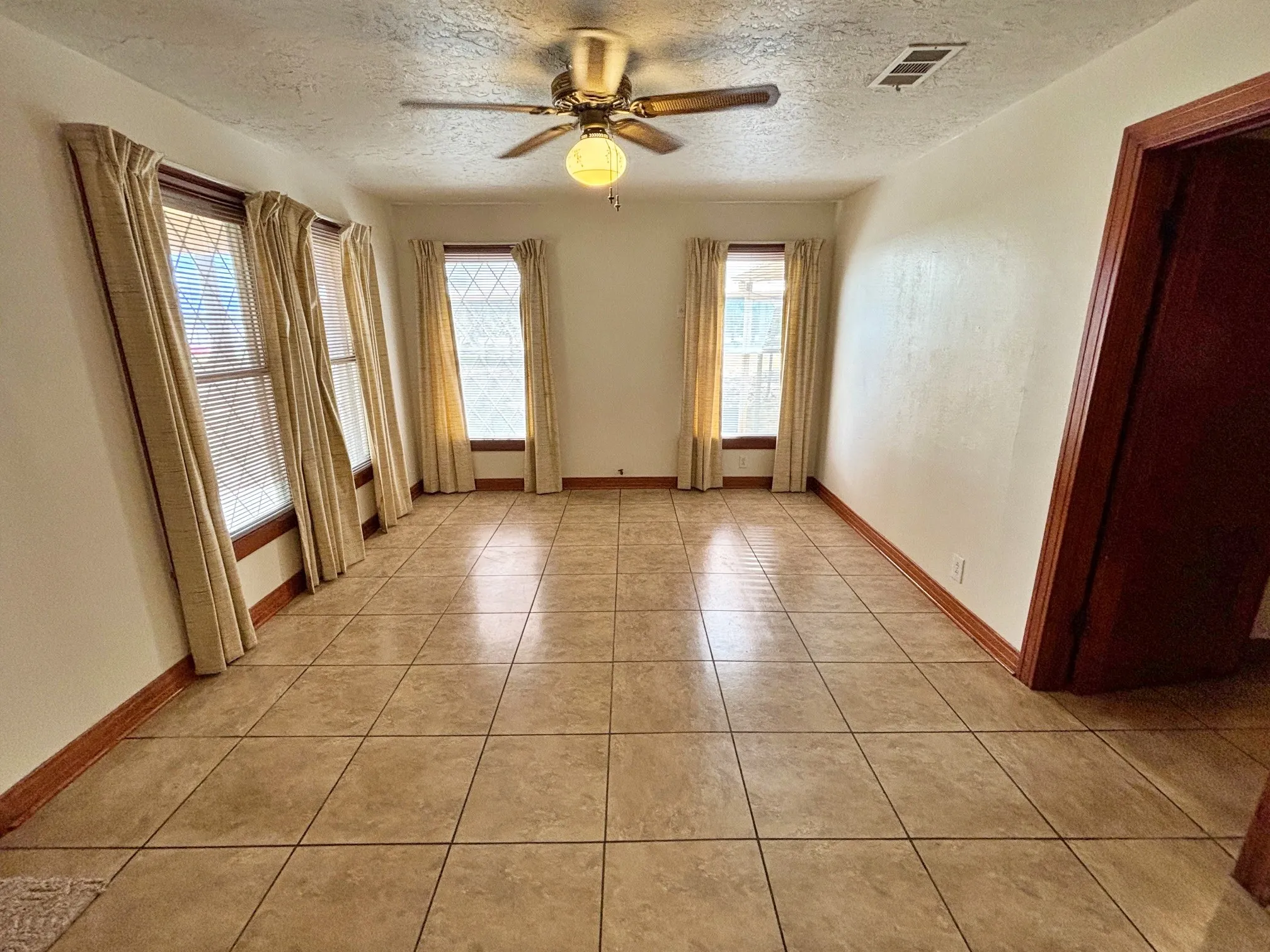 Single Family Residence For Sale in Titus County , 2431 N Jefferson, Mt Pleasant, Texas 75455, 4 Bedroom, 2 Bathroom, Garage spaces, 1,951 Sqft, built in 1950, Preowned, mls#21211098, Real Estate Agent in Mt Pleasant, Homes For Sale in Titus county, Homes For Sale in Mt Pleasant, Realtor in Mt Pleasant Texas, Real Estate Brokerage Independent Realty Texas, Luminita Cordes Realtor