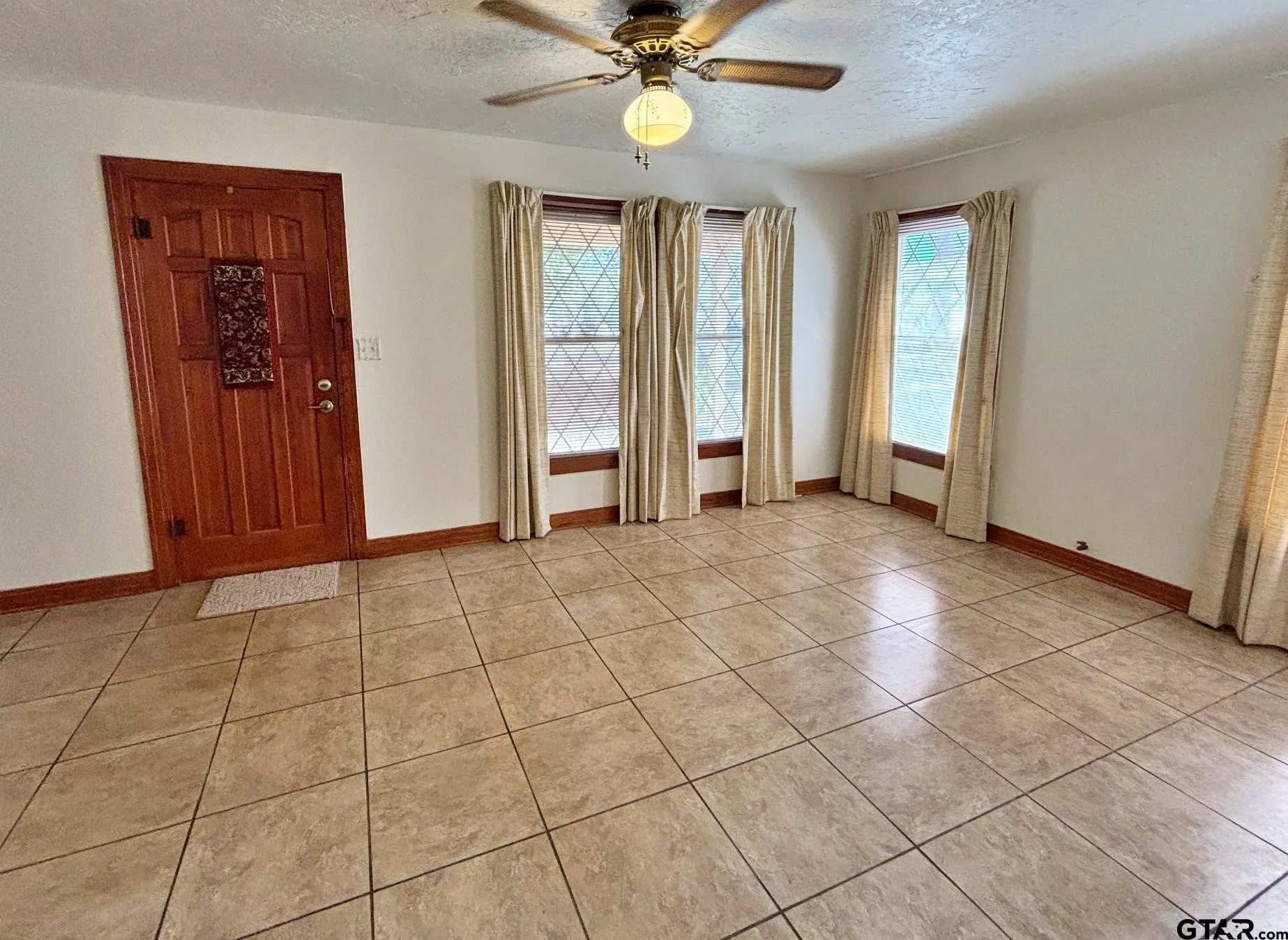 Single Family Residence For Sale in Titus County , 2431 N Jefferson, Mt Pleasant, Texas 75455, 4 Bedroom, 2 Bathroom, Garage spaces, 1,951 Sqft, built in 1950, Preowned, mls#21211098, Real Estate Agent in Mt Pleasant, Homes For Sale in Titus county, Homes For Sale in Mt Pleasant, Realtor in Mt Pleasant Texas, Real Estate Brokerage Independent Realty Texas, Luminita Cordes Realtor