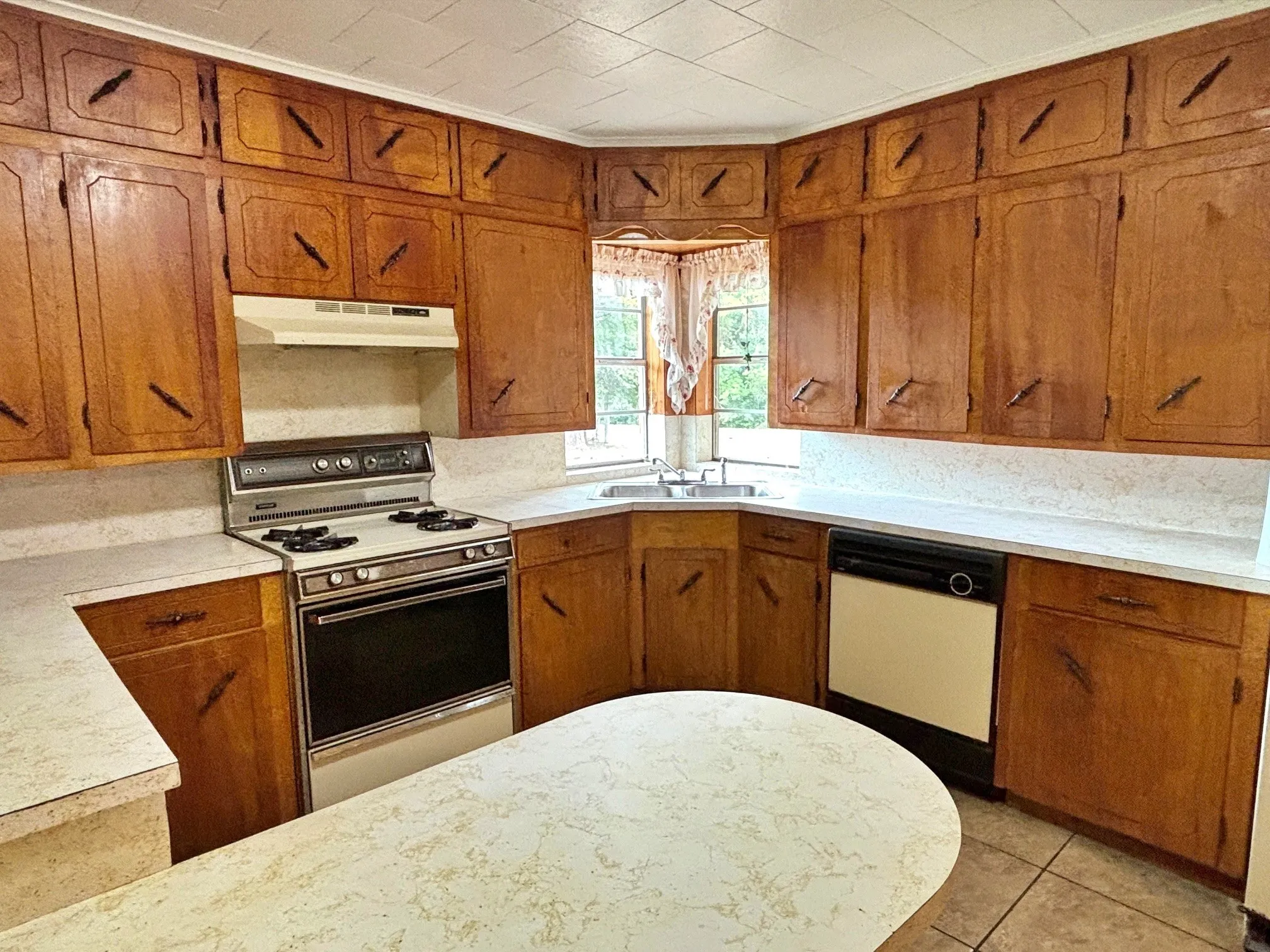 Single Family Residence For Sale in Titus County , 2431 N Jefferson, Mt Pleasant, Texas 75455, 4 Bedroom, 2 Bathroom, Garage spaces, 1,951 Sqft, built in 1950, Preowned, mls#21211098, Real Estate Agent in Mt Pleasant, Homes For Sale in Titus county, Homes For Sale in Mt Pleasant, Realtor in Mt Pleasant Texas, Real Estate Brokerage Independent Realty Texas, Luminita Cordes Realtor
