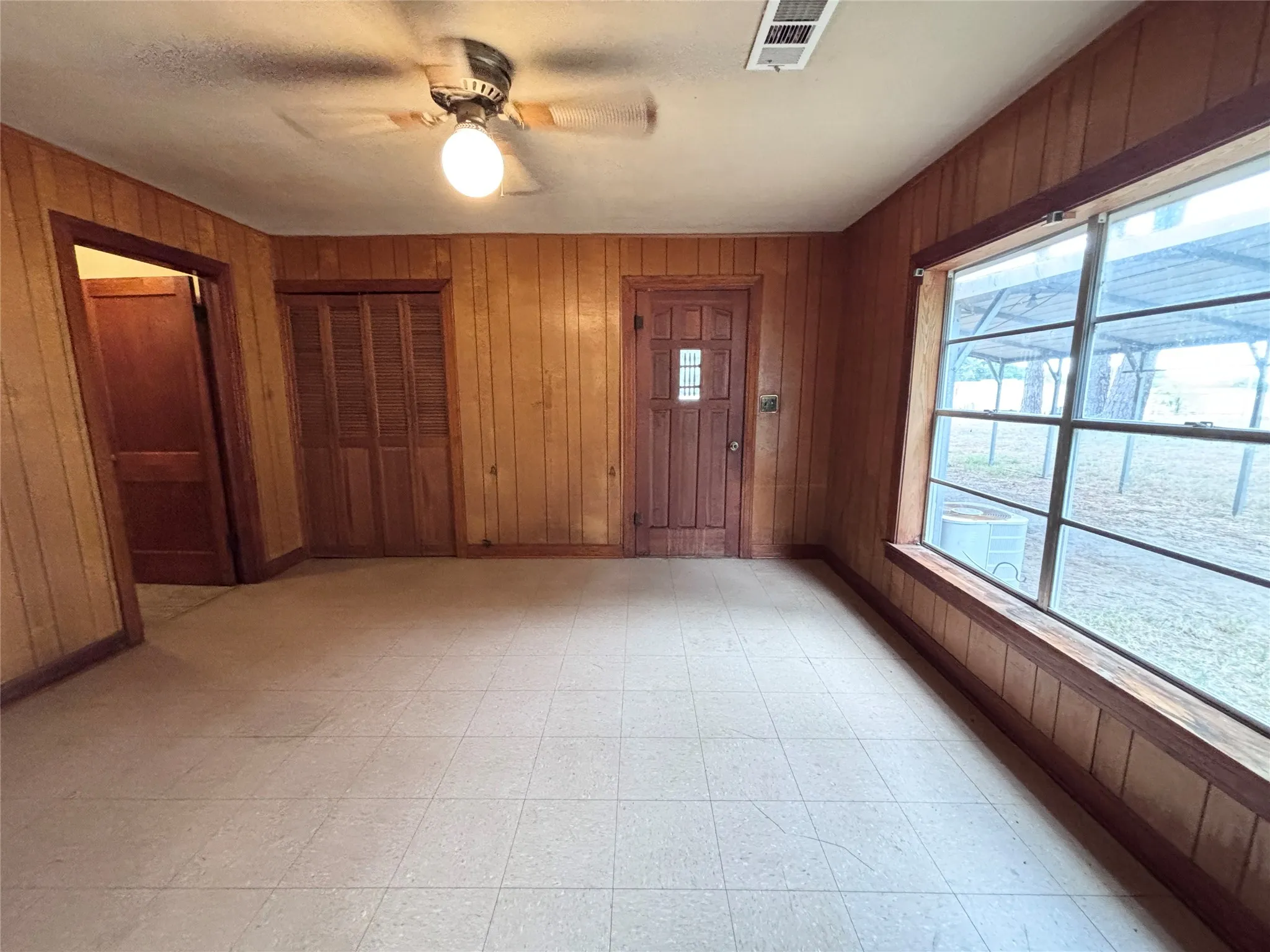 Single Family Residence For Sale in Titus County , 2431 N Jefferson, Mt Pleasant, Texas 75455, 4 Bedroom, 2 Bathroom, Garage spaces, 1,951 Sqft, built in 1950, Preowned, mls#21211098, Real Estate Agent in Mt Pleasant, Homes For Sale in Titus county, Homes For Sale in Mt Pleasant, Realtor in Mt Pleasant Texas, Real Estate Brokerage Independent Realty Texas, Luminita Cordes Realtor