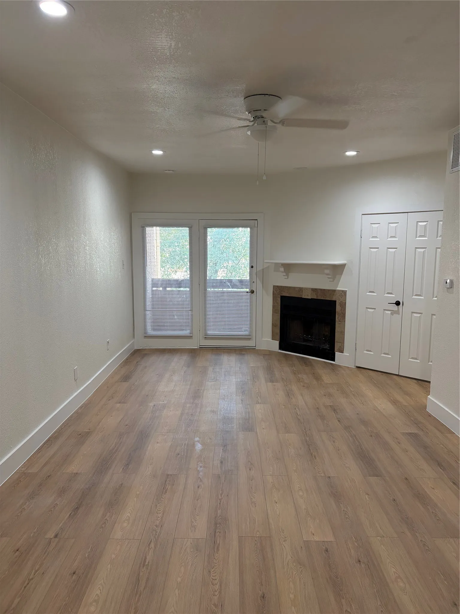 Condominium For Rent in Dallas County , 5550 Spring Valley Road E23, Dallas, Texas 75254, 2 Bedroom, 2 Bathroom, Garage spaces, 1,012 Sqft, built in 1983, mls#21212647, Real Estate Agent in Dallas, Homes For Rent in Dallas county, Homes For Rent in Dallas, Realtor in Dallas Texas, Real Estate Brokerage Independent Realty Texas, Luminita Cordes Realtor
