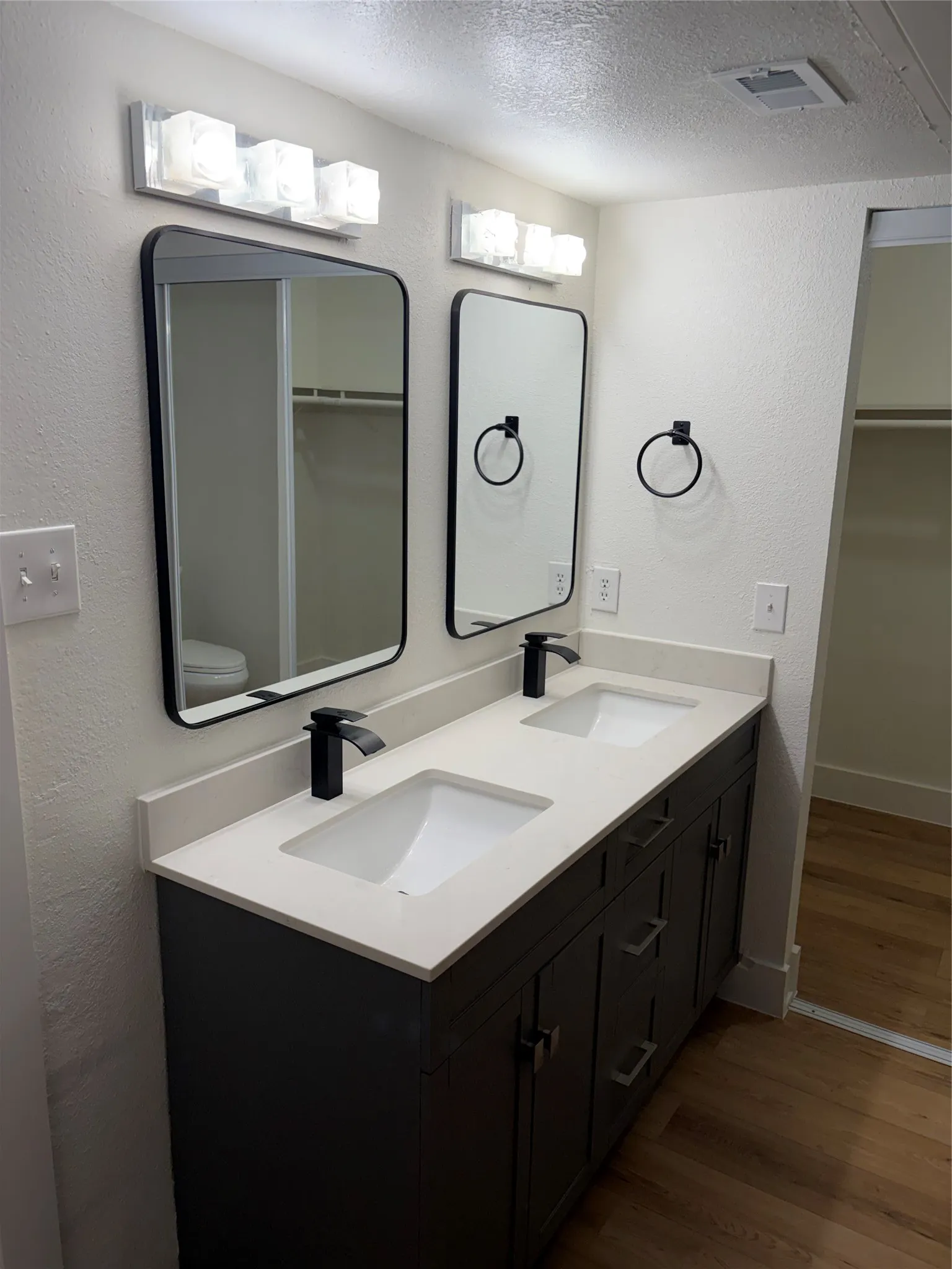 Condominium For Rent in Dallas County , 5550 Spring Valley Road E23, Dallas, Texas 75254, 2 Bedroom, 2 Bathroom, Garage spaces, 1,012 Sqft, built in 1983, mls#21212647, Real Estate Agent in Dallas, Homes For Rent in Dallas county, Homes For Rent in Dallas, Realtor in Dallas Texas, Real Estate Brokerage Independent Realty Texas, Luminita Cordes Realtor