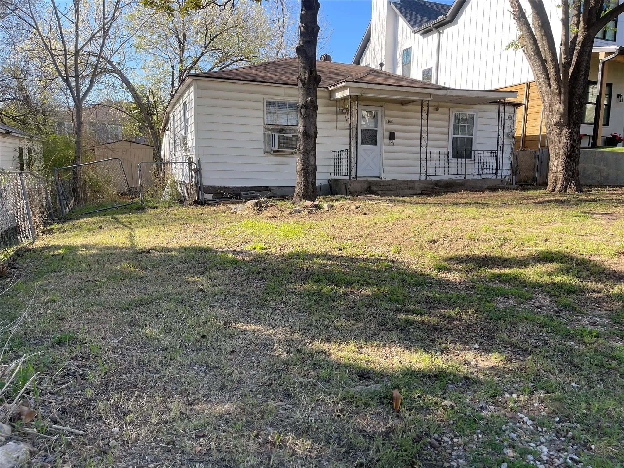 Single Family Residence For Sale in Dallas County , 1805 Lucerne Street, Dallas, Texas 75214, 2 Bedroom, 1 Bathroom, Garage spaces, 1,224 Sqft, built in 1953, Preowned, mls#21212701, Real Estate Agent in Dallas, Homes For Sale in Dallas county, Homes For Sale in Dallas, Realtor in Dallas Texas, Real Estate Brokerage Independent Realty Texas, Luminita Cordes Realtor