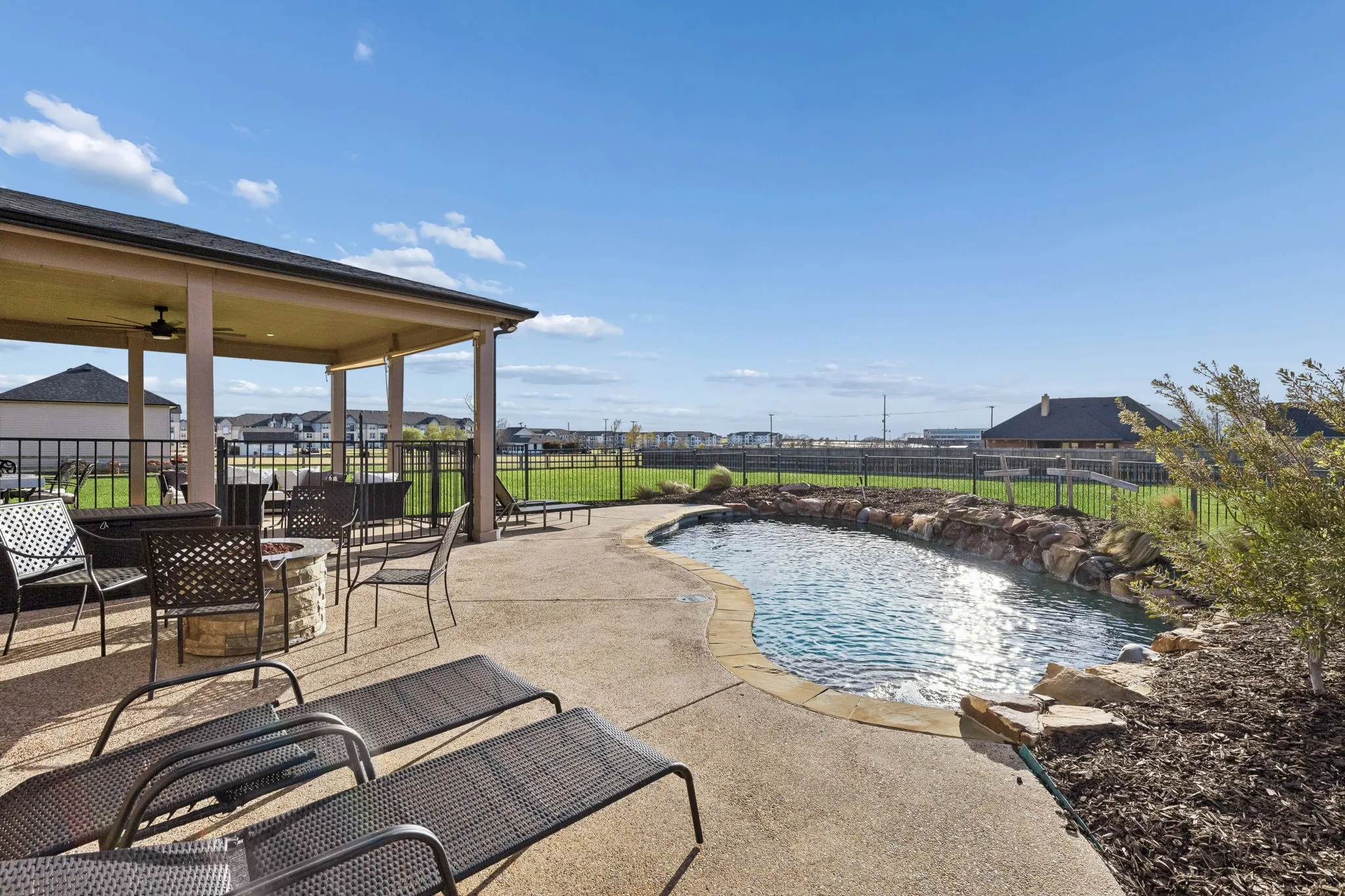 Single Family Residence For Sale in Collin County , 5121 Summerview Lane, Celina, Texas 75009, 5 Bedroom, 4 Bathroom, 3 Garage spaces, 4,304 Sqft, built in 2005, Preowned, mls#21211887, Real Estate Agent in Celina, Homes For Sale in Collin county, Homes For Sale in Celina, Realtor in Celina Texas, Real Estate Brokerage Independent Realty Texas, Luminita Cordes Realtor