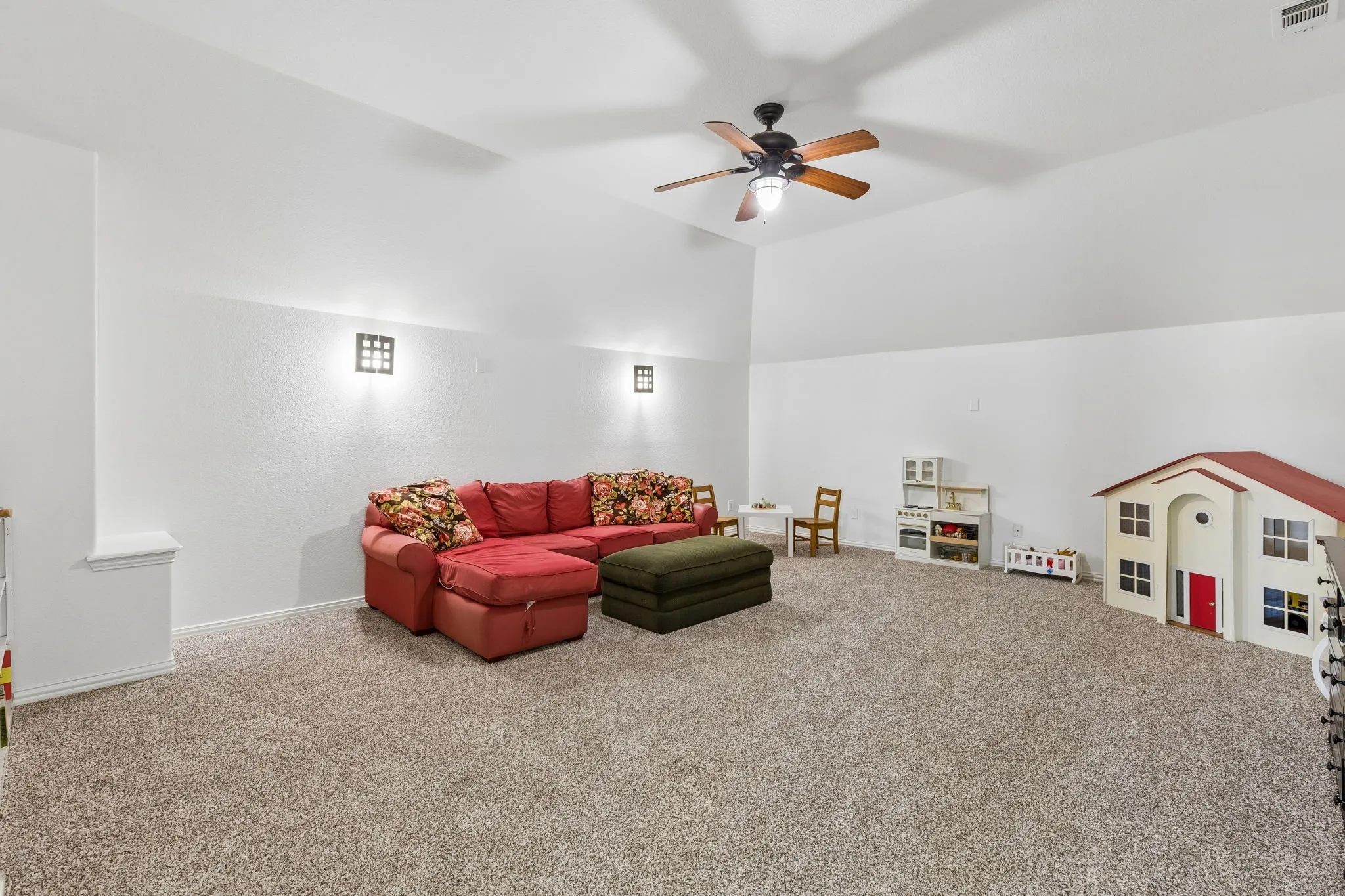 Single Family Residence For Sale in Collin County , 5121 Summerview Lane, Celina, Texas 75009, 5 Bedroom, 4 Bathroom, 3 Garage spaces, 4,304 Sqft, built in 2005, Preowned, mls#21211887, Real Estate Agent in Celina, Homes For Sale in Collin county, Homes For Sale in Celina, Realtor in Celina Texas, Real Estate Brokerage Independent Realty Texas, Luminita Cordes Realtor