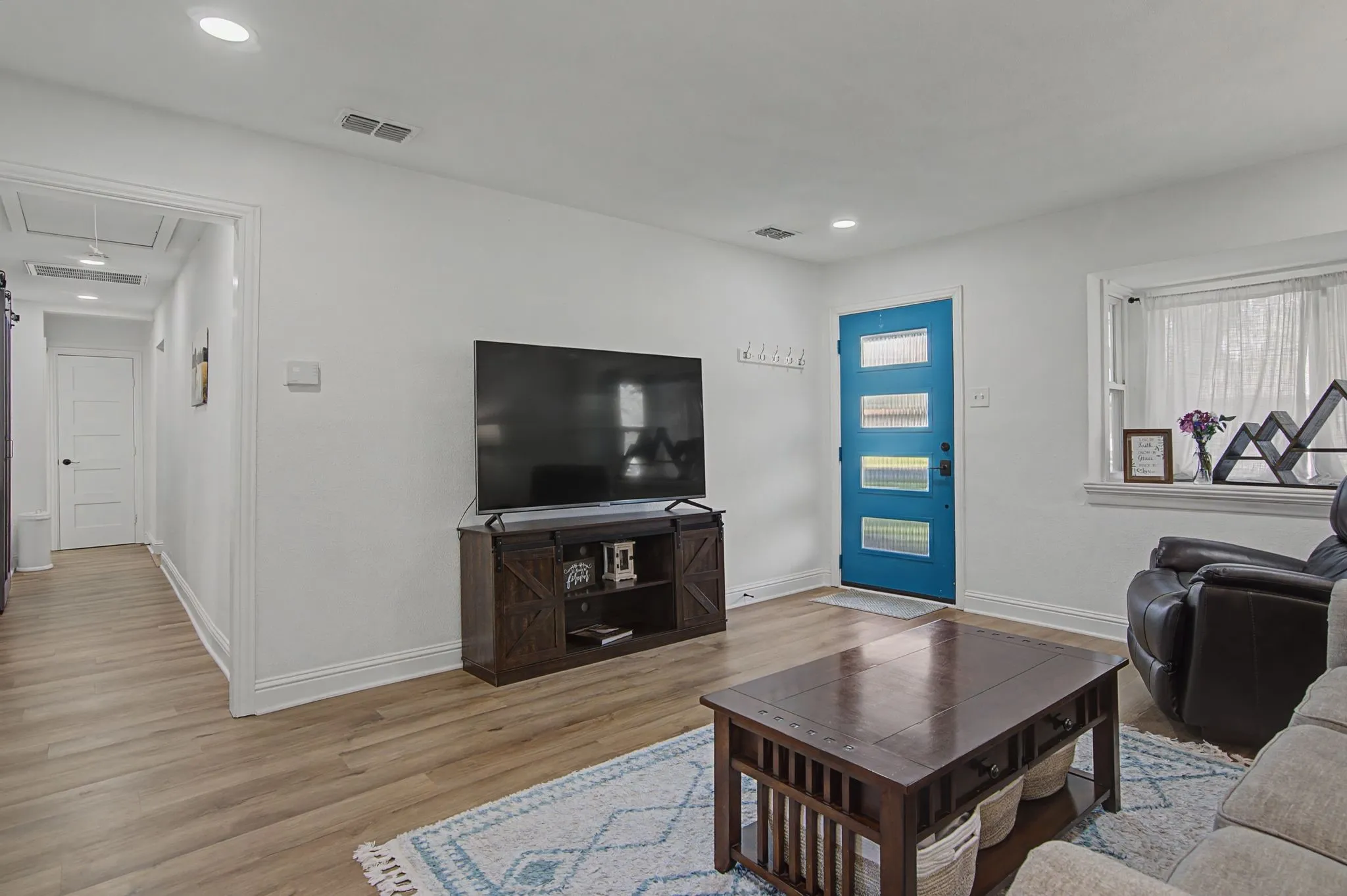 Single Family Residence For Sale in Dallas County , 307 S Lindale Lane, Richardson, Texas 75080, 3 Bedroom, 2 Bathroom, 2 Garage spaces, 1,666 Sqft, built in 1954, Preowned, mls#21211258, Real Estate Agent in Richardson, Homes For Sale in Dallas county, Homes For Sale in Richardson, Realtor in Richardson Texas, Real Estate Brokerage Independent Realty Texas, Luminita Cordes Realtor