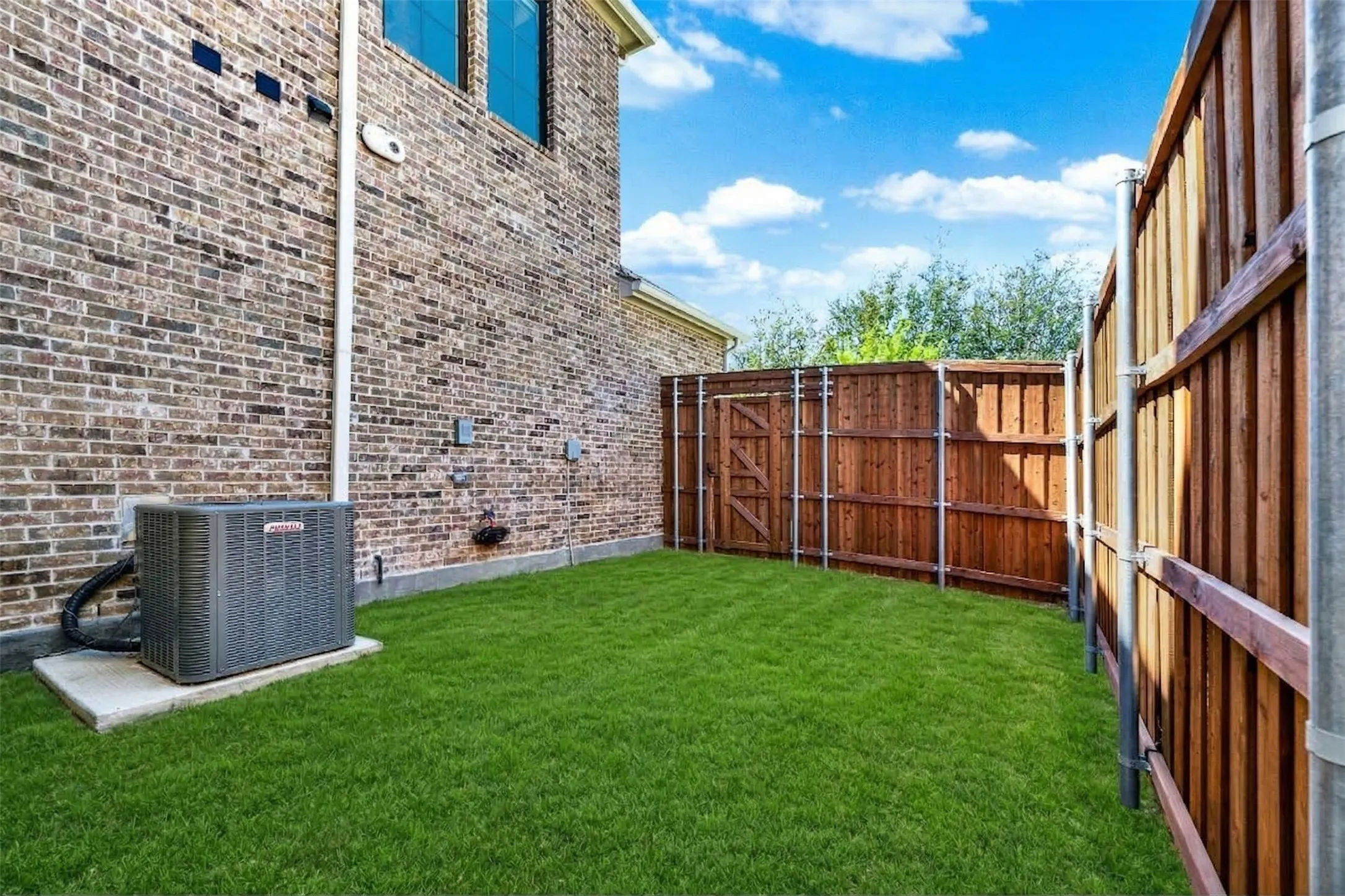 Townhouse For Sale in Denton County , 11965 Dahlia Bay Drive, Frisco, Texas 75033, 3 Bedroom, 3 Bathroom, 2 Garage spaces, 2,401 Sqft, built in 2024, Preowned, mls#21210628, Real Estate Agent in Frisco, Homes For Sale in Denton county, Homes For Sale in Frisco, Realtor in Frisco Texas, Real Estate Brokerage Independent Realty Texas, Luminita Cordes Realtor