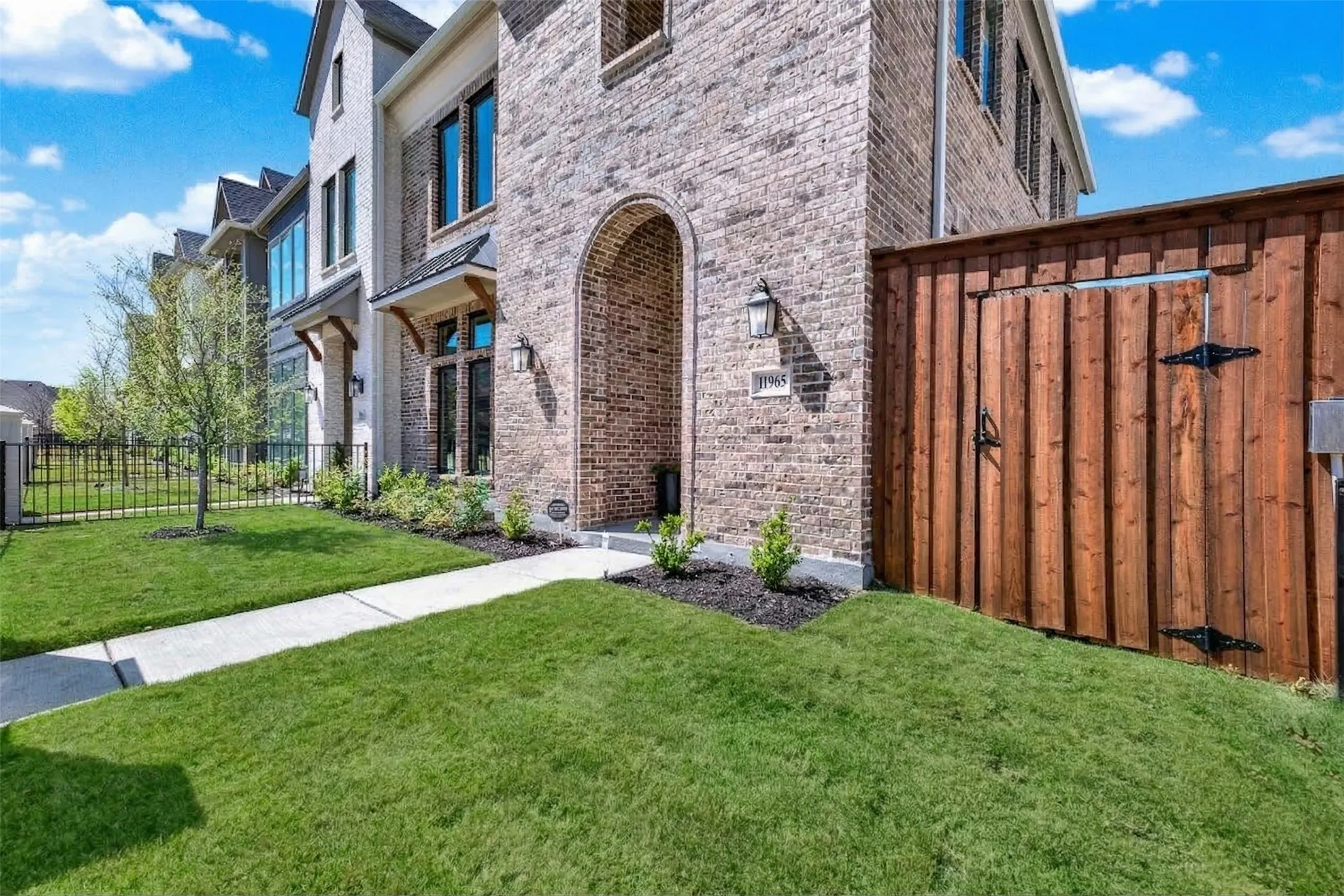 Townhouse For Sale in Denton County , 11965 Dahlia Bay Drive, Frisco, Texas 75033, 3 Bedroom, 3 Bathroom, 2 Garage spaces, 2,401 Sqft, built in 2024, Preowned, mls#21210628, Real Estate Agent in Frisco, Homes For Sale in Denton county, Homes For Sale in Frisco, Realtor in Frisco Texas, Real Estate Brokerage Independent Realty Texas, Luminita Cordes Realtor