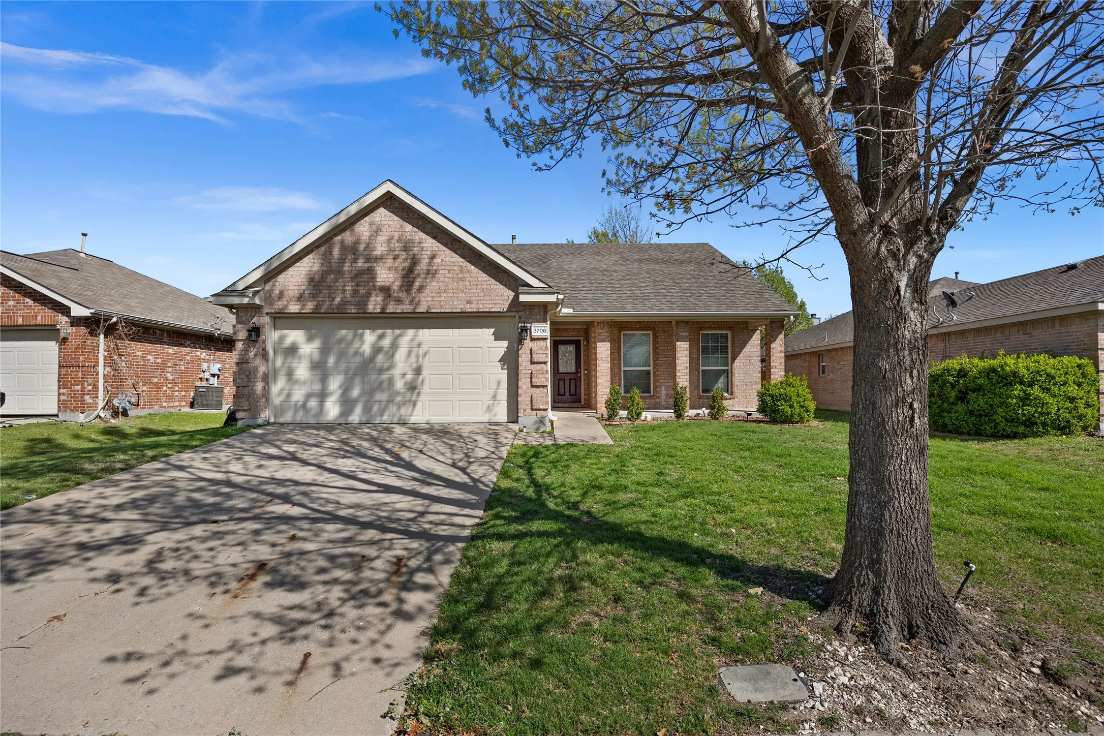Single Family Residence For Sale in Collin County , 3706 Wolf Creek Lane, Melissa, Texas 75454, 3 Bedroom, 2 Bathroom, 2 Garage spaces, 1,456 Sqft, built in 2006, mls#21212862, Real Estate Agent in Melissa, Homes For Sale in Collin county, Homes For Sale in Melissa, Realtor in Melissa Texas, Real Estate Brokerage Independent Realty Texas, Luminita Cordes Realtor