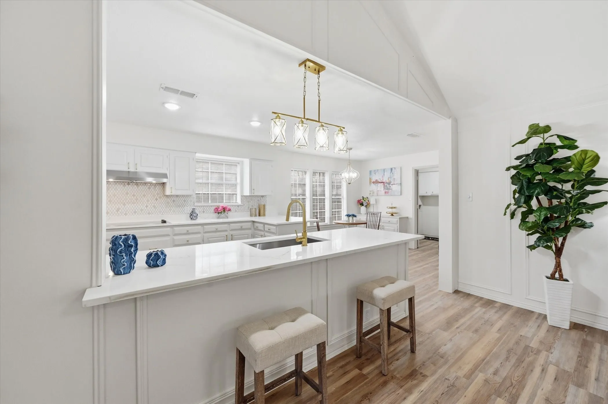 Single Family Residence For Sale in Tarrant County , 5808 Ridge Drive, Arlington, Texas 76016, 3 Bedrooms, 2 Bathrooms, 2 Garage spaces, 2,379 Sqft, built in 1974, Price $400,000, mls#21210306, Real Estate Agent in Arlington, Homes For Sale in Tarrant county, Homes For Sale in Arlington, Realtor in Arlington Texas, Real Estate Brokerage Independent Realty Texas, Luminita Cordes Realtor