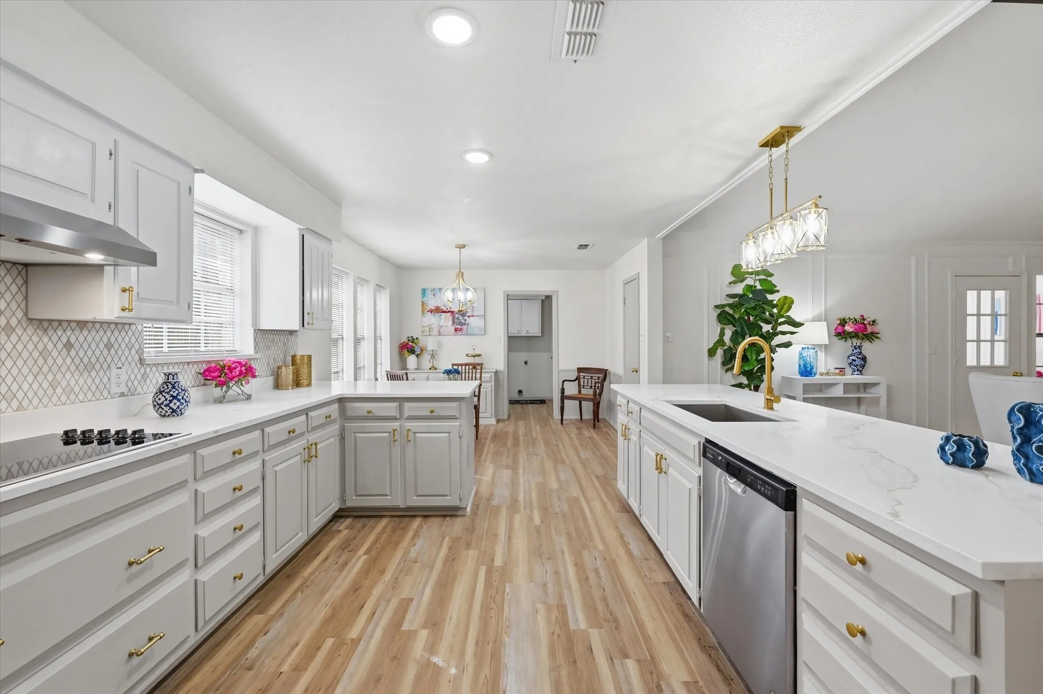 Single Family Residence For Sale in Tarrant County , 5808 Ridge Drive, Arlington, Texas 76016, 3 Bedrooms, 2 Bathrooms, 2 Garage spaces, 2,379 Sqft, built in 1974, Price $400,000, mls#21210306, Real Estate Agent in Arlington, Homes For Sale in Tarrant county, Homes For Sale in Arlington, Realtor in Arlington Texas, Real Estate Brokerage Independent Realty Texas, Luminita Cordes Realtor