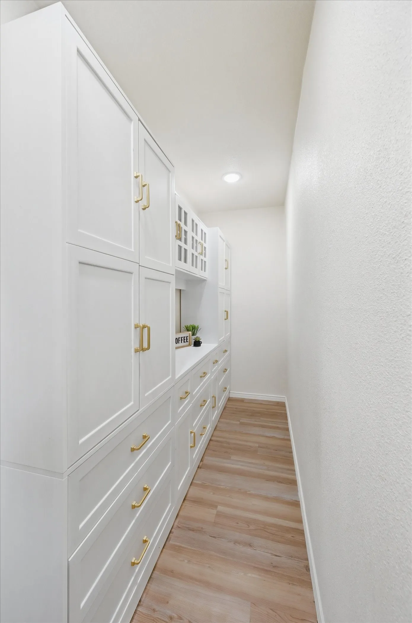 Single Family Residence For Sale in Tarrant County , 5808 Ridge Drive, Arlington, Texas 76016, 3 Bedrooms, 2 Bathrooms, 2 Garage spaces, 2,379 Sqft, built in 1974, Price $400,000, mls#21210306, Real Estate Agent in Arlington, Homes For Sale in Tarrant county, Homes For Sale in Arlington, Realtor in Arlington Texas, Real Estate Brokerage Independent Realty Texas, Luminita Cordes Realtor