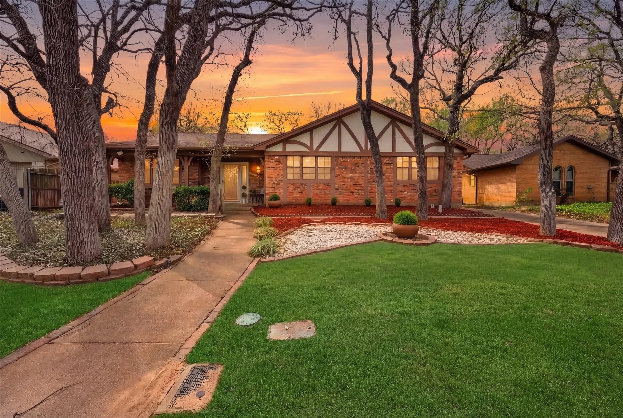 Single Family Residence For Sale in Tarrant County , 5808 Ridge Drive, Arlington, Texas 76016, 3 Bedrooms, 2 Bathrooms, 2 Garage spaces, 2,379 Sqft, built in 1974, Price $400,000, mls#21210306, Real Estate Agent in Arlington, Homes For Sale in Tarrant county, Homes For Sale in Arlington, Realtor in Arlington Texas, Real Estate Brokerage Independent Realty Texas, Luminita Cordes Realtor