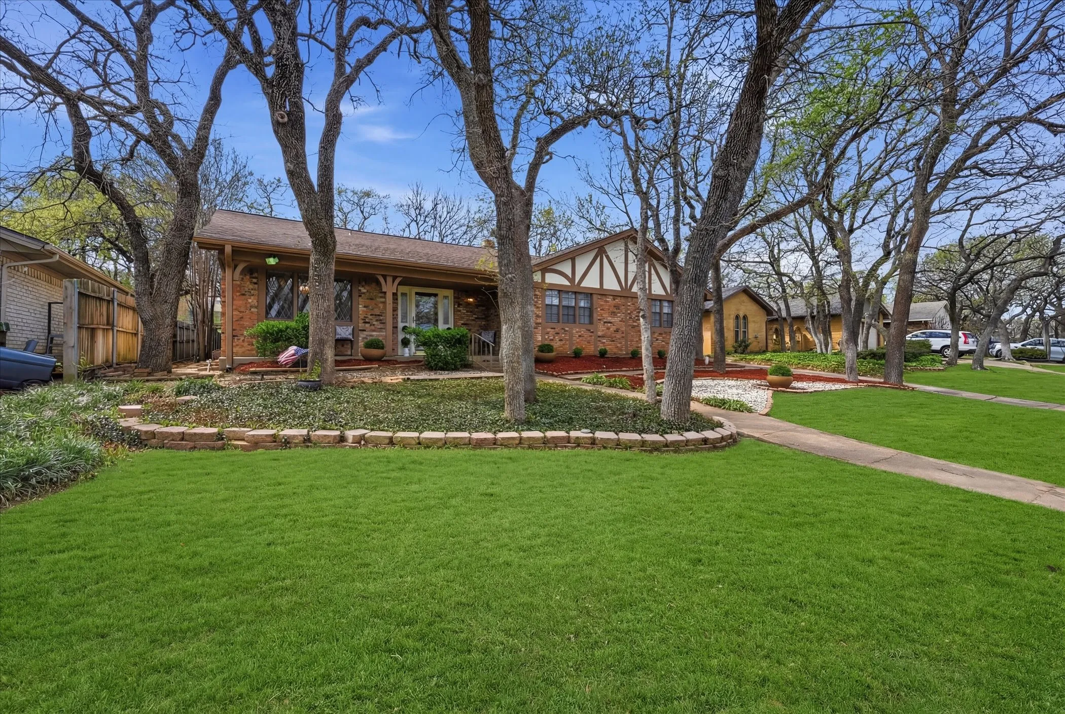 Single Family Residence For Sale in Tarrant County , 5808 Ridge Drive, Arlington, Texas 76016, 3 Bedrooms, 2 Bathrooms, 2 Garage spaces, 2,379 Sqft, built in 1974, Price $400,000, mls#21210306, Real Estate Agent in Arlington, Homes For Sale in Tarrant county, Homes For Sale in Arlington, Realtor in Arlington Texas, Real Estate Brokerage Independent Realty Texas, Luminita Cordes Realtor