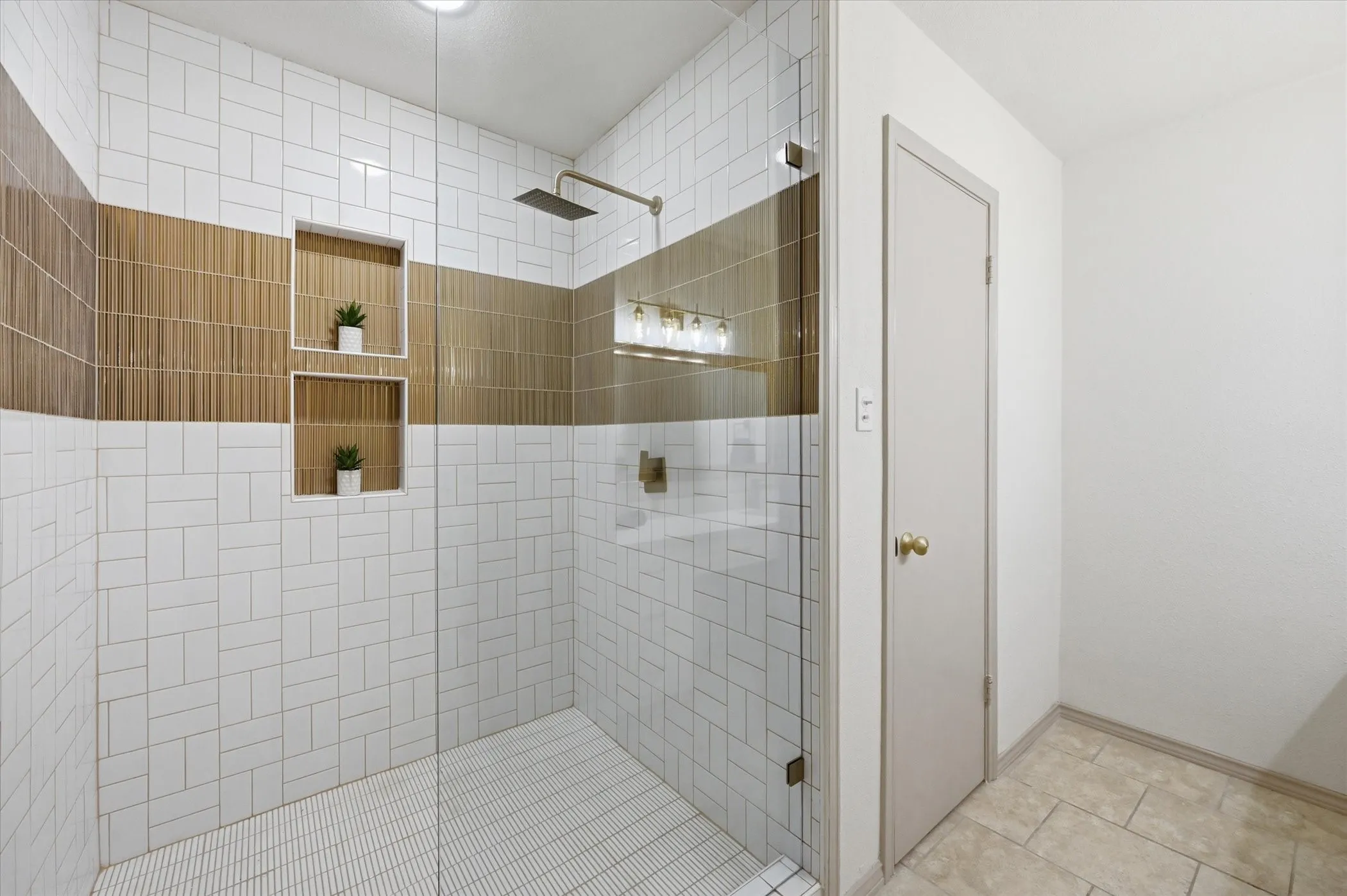 Single Family Residence For Sale in Tarrant County , 5808 Ridge Drive, Arlington, Texas 76016, 3 Bedrooms, 2 Bathrooms, 2 Garage spaces, 2,379 Sqft, built in 1974, Price $400,000, mls#21210306, Real Estate Agent in Arlington, Homes For Sale in Tarrant county, Homes For Sale in Arlington, Realtor in Arlington Texas, Real Estate Brokerage Independent Realty Texas, Luminita Cordes Realtor
