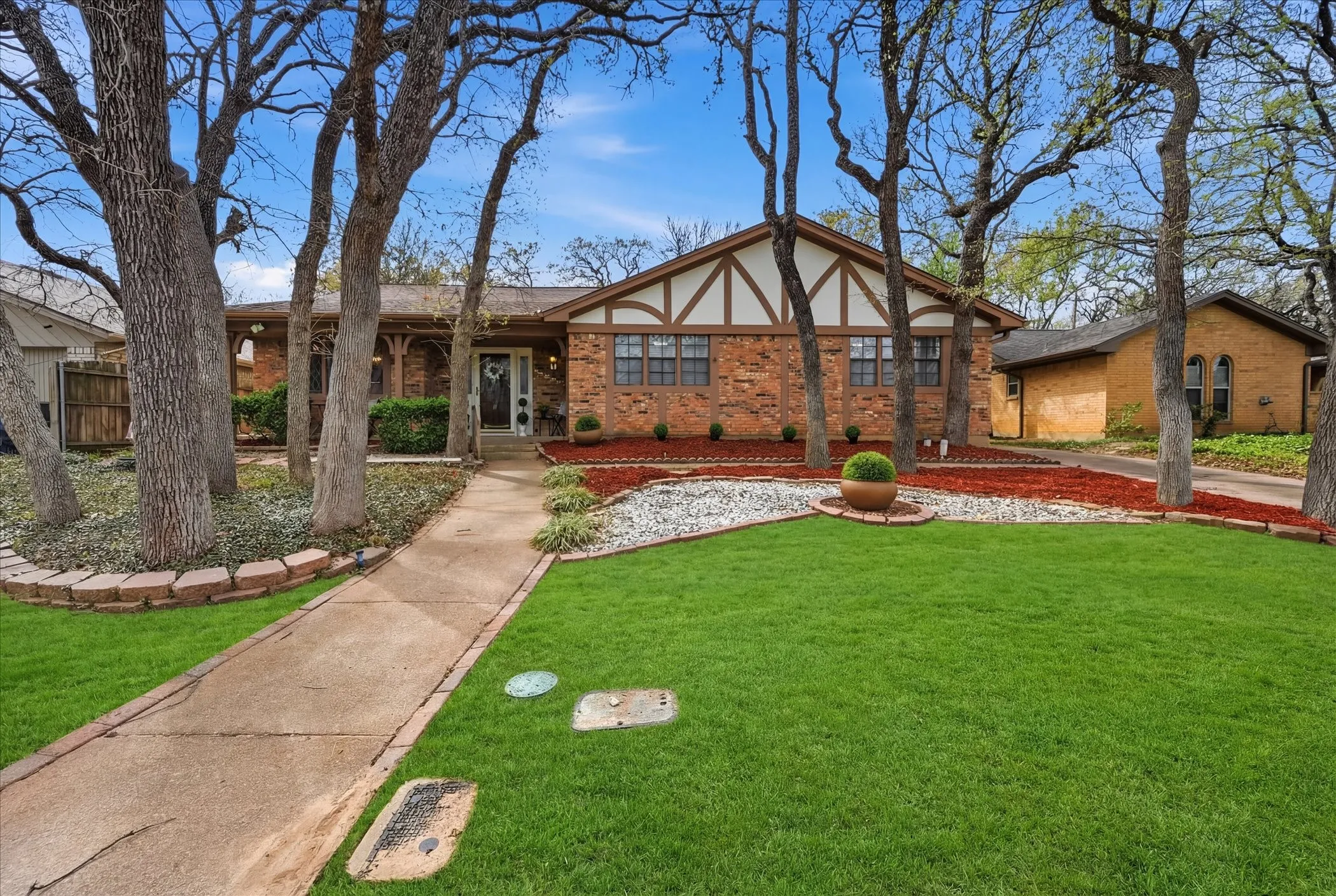 Single Family Residence For Sale in Tarrant County , 5808 Ridge Drive, Arlington, Texas 76016, 3 Bedrooms, 2 Bathrooms, 2 Garage spaces, 2,379 Sqft, built in 1974, Price $400,000, mls#21210306, Real Estate Agent in Arlington, Homes For Sale in Tarrant county, Homes For Sale in Arlington, Realtor in Arlington Texas, Real Estate Brokerage Independent Realty Texas, Luminita Cordes Realtor