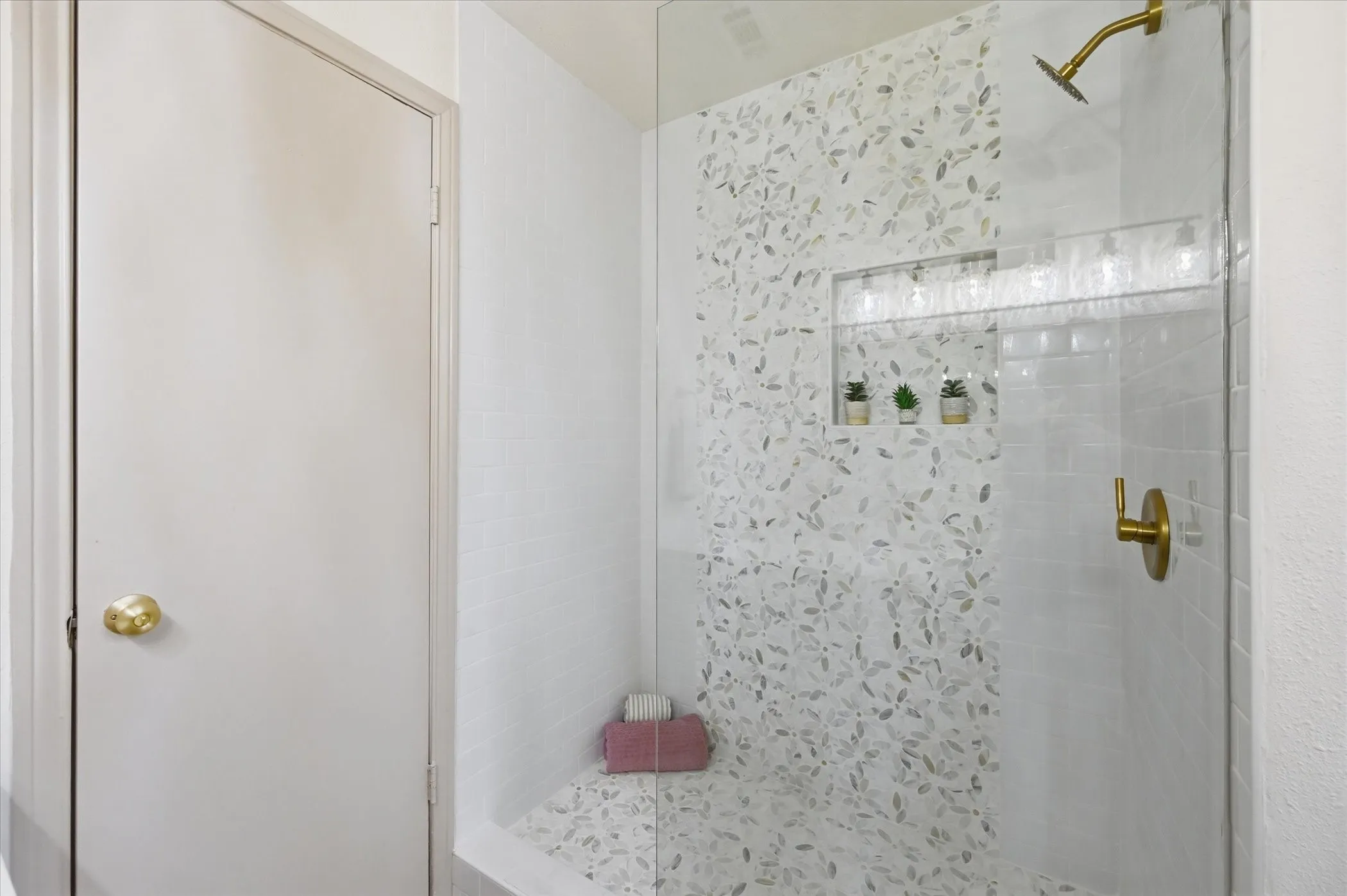 Single Family Residence For Sale in Tarrant County , 5808 Ridge Drive, Arlington, Texas 76016, 3 Bedrooms, 2 Bathrooms, 2 Garage spaces, 2,379 Sqft, built in 1974, Price $400,000, mls#21210306, Real Estate Agent in Arlington, Homes For Sale in Tarrant county, Homes For Sale in Arlington, Realtor in Arlington Texas, Real Estate Brokerage Independent Realty Texas, Luminita Cordes Realtor