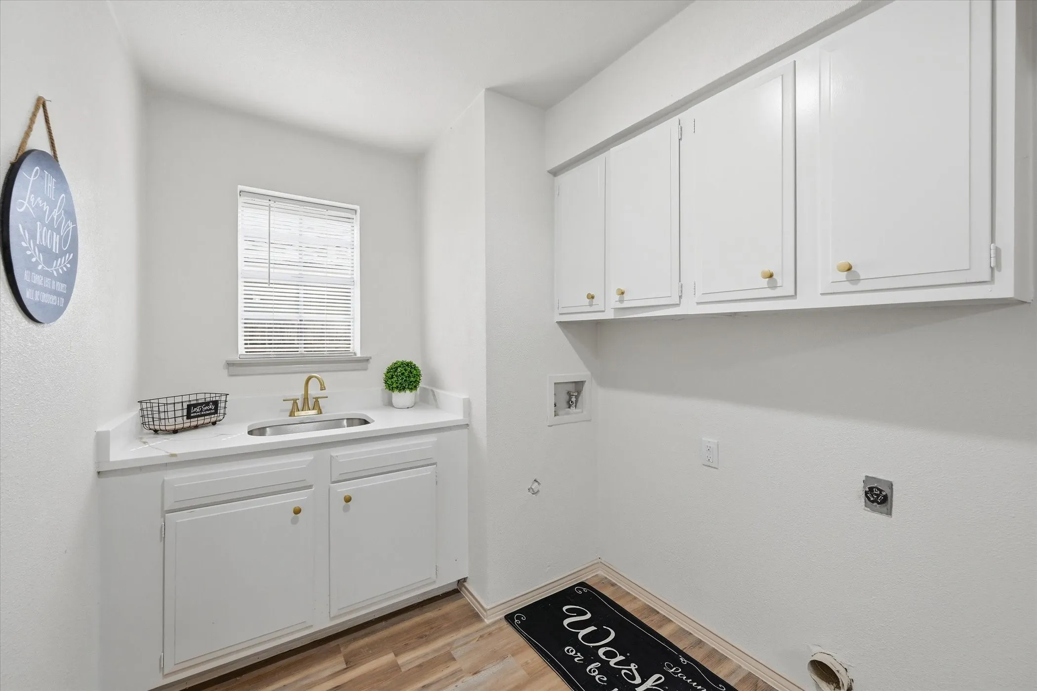 Single Family Residence For Sale in Tarrant County , 5808 Ridge Drive, Arlington, Texas 76016, 3 Bedrooms, 2 Bathrooms, 2 Garage spaces, 2,379 Sqft, built in 1974, Price $400,000, mls#21210306, Real Estate Agent in Arlington, Homes For Sale in Tarrant county, Homes For Sale in Arlington, Realtor in Arlington Texas, Real Estate Brokerage Independent Realty Texas, Luminita Cordes Realtor